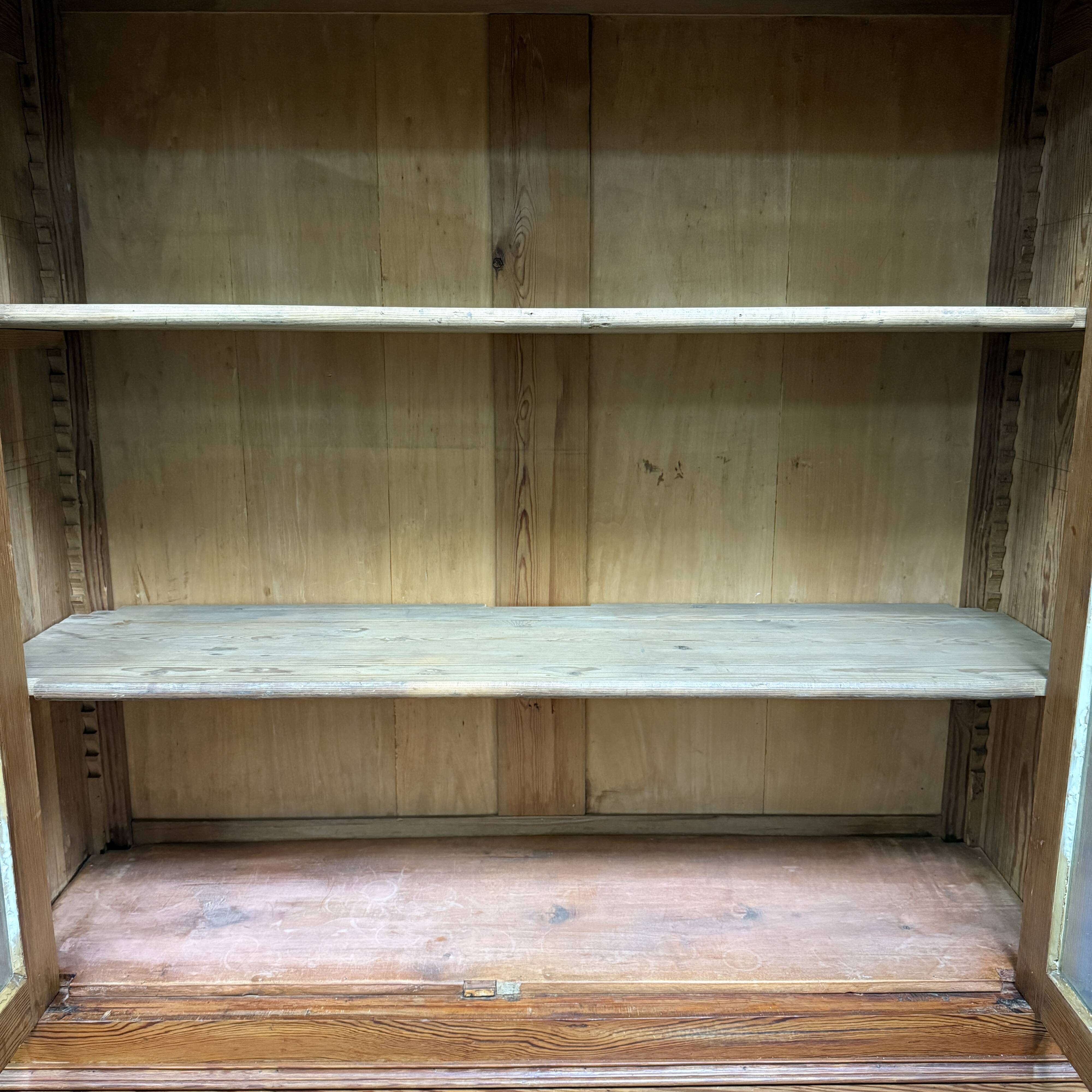Armoire d'école en pin belge avec vitres nervurées