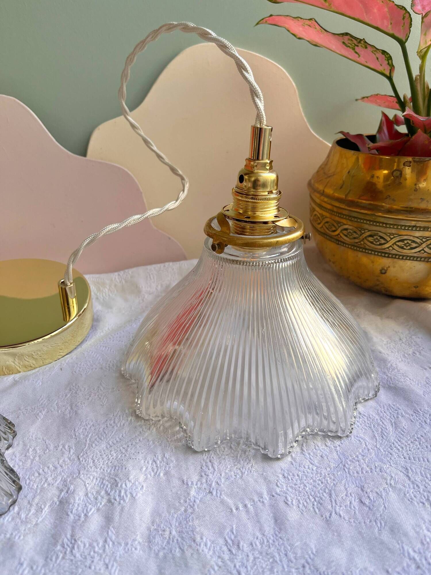 Suspension en verre holophane vintage - 2 disponibles