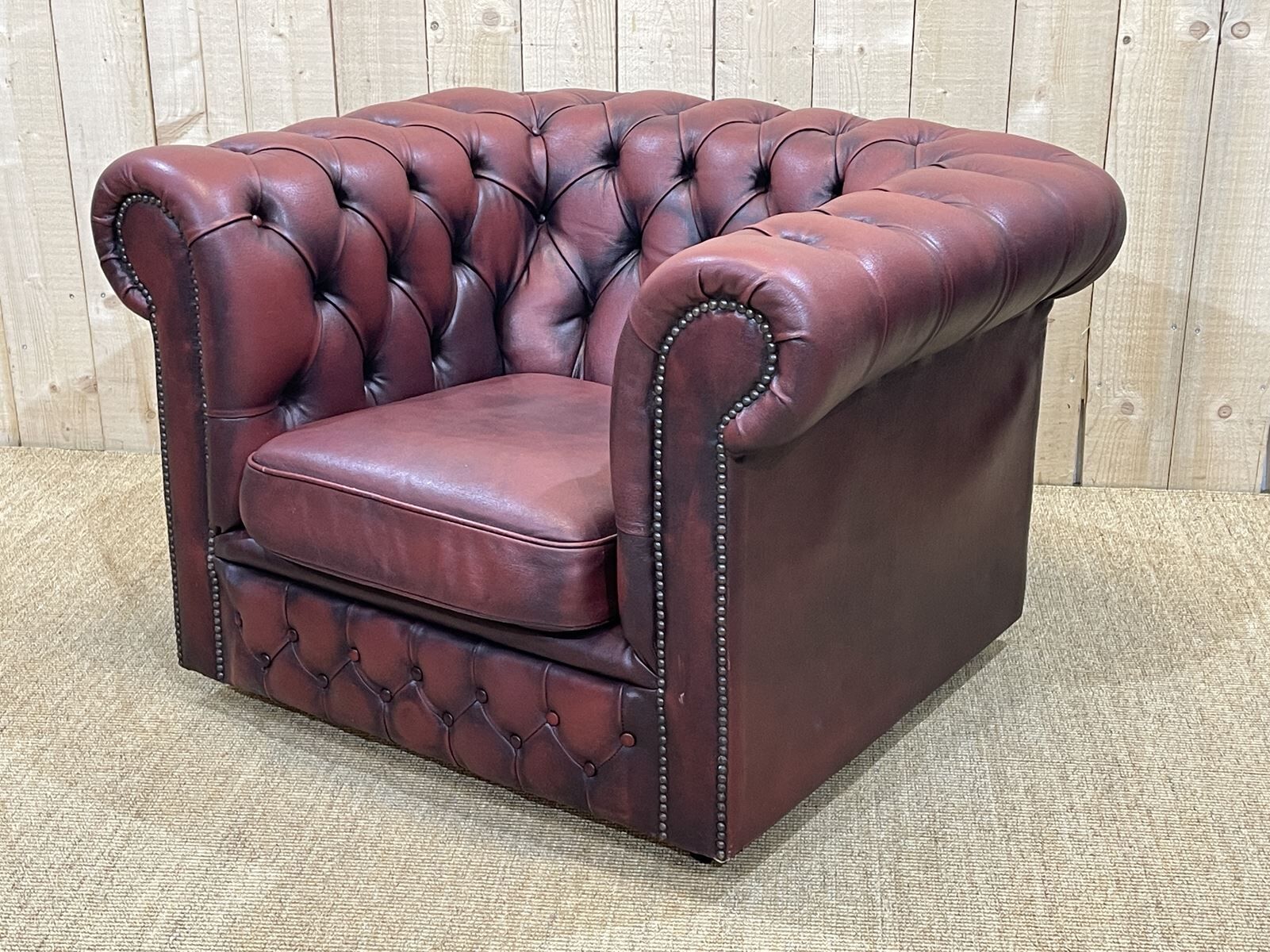 Chesterfield armchair in red leather from the 1980s