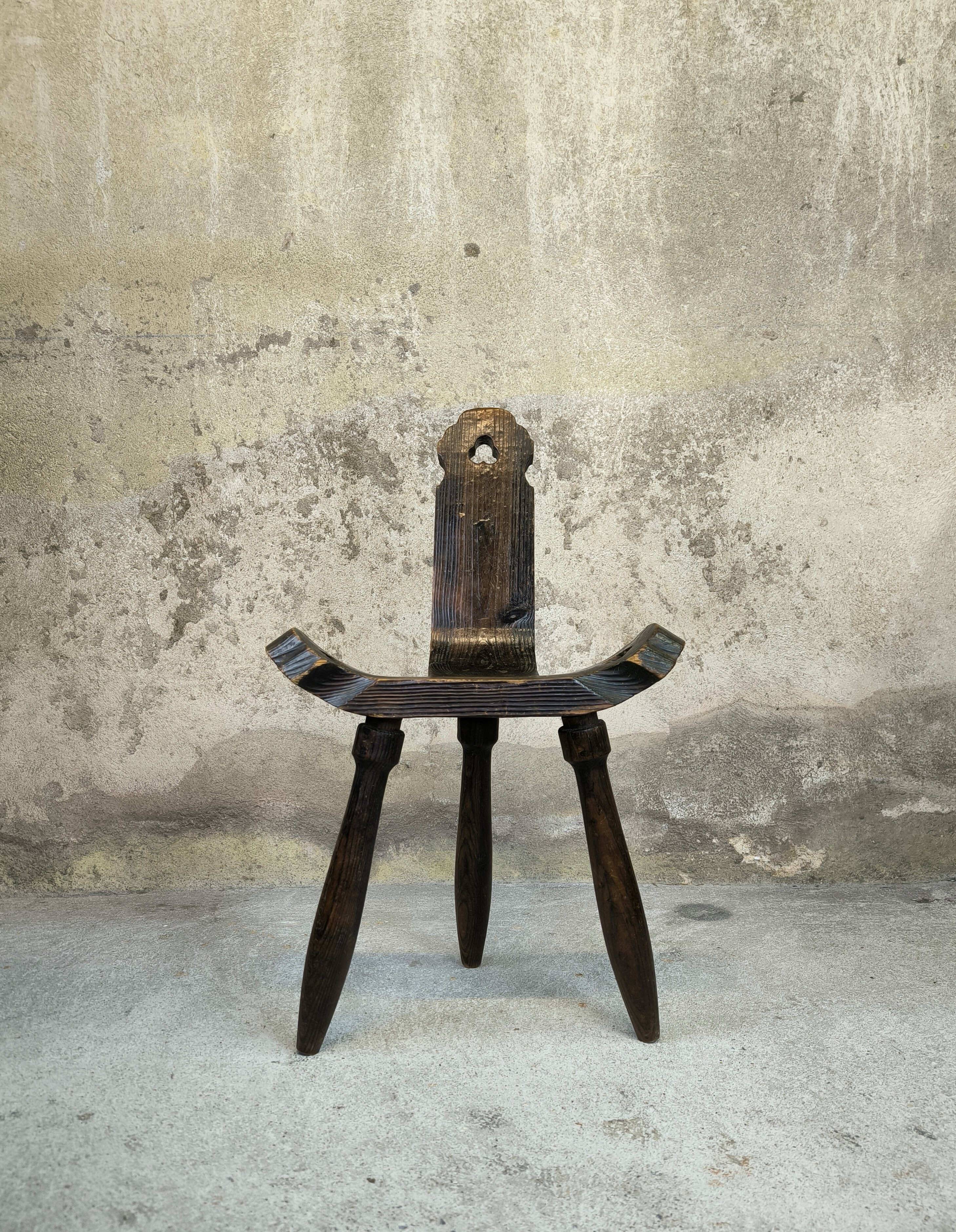 Chaise basse tripode brutaliste en bois