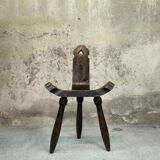 Chaise basse tripode brutaliste en bois