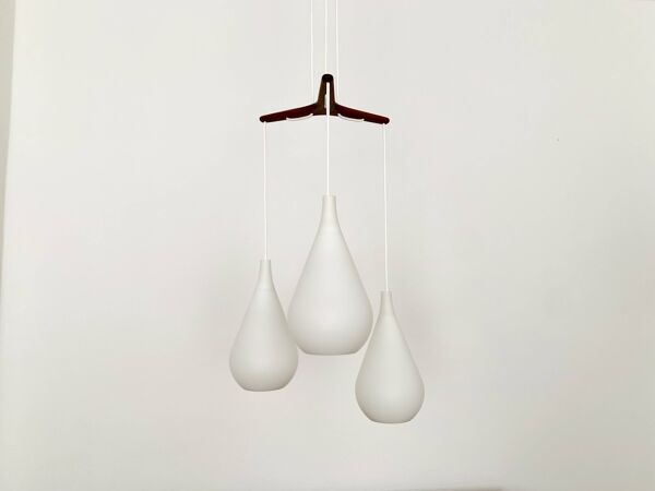 Suspension cascade en opaline et teck par Nordisk Solar
