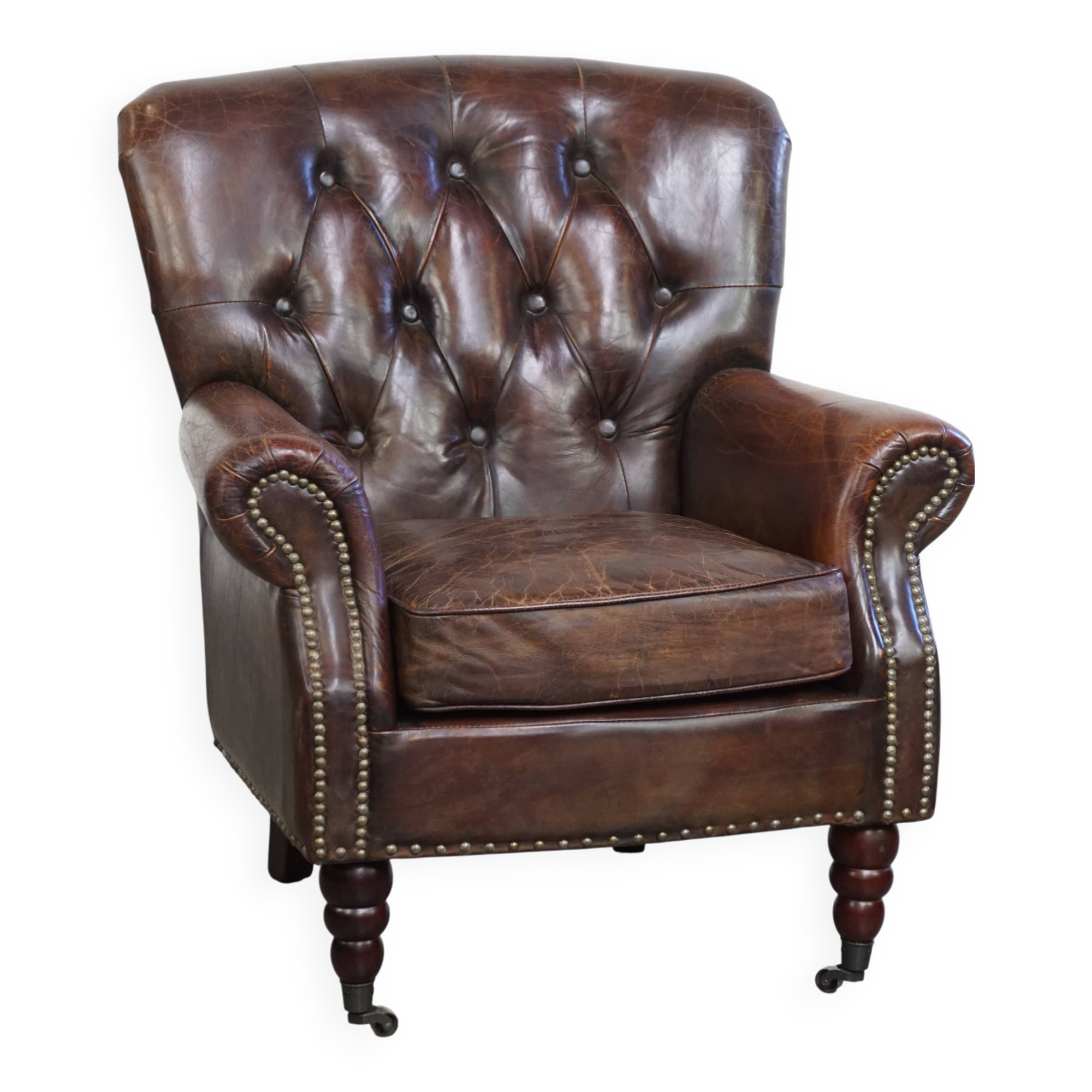 Fauteuil Chesterfield classique en cuir de vachette grainé couleur cognac