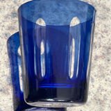 Verre ancien en cristal doublé bleu.