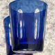Verre ancien en cristal doublé bleu.