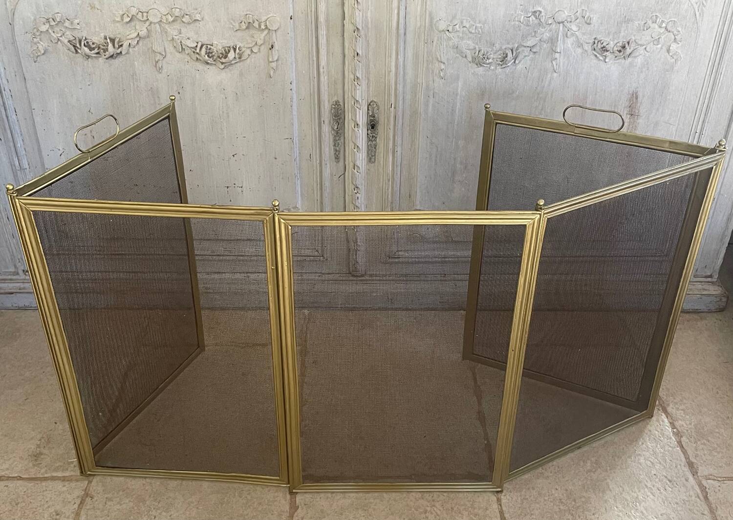Five-panel golden metal fireplace screen from the 19th century.