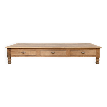 Exceptional oak coffee table, antique draper's table from the 19th century.