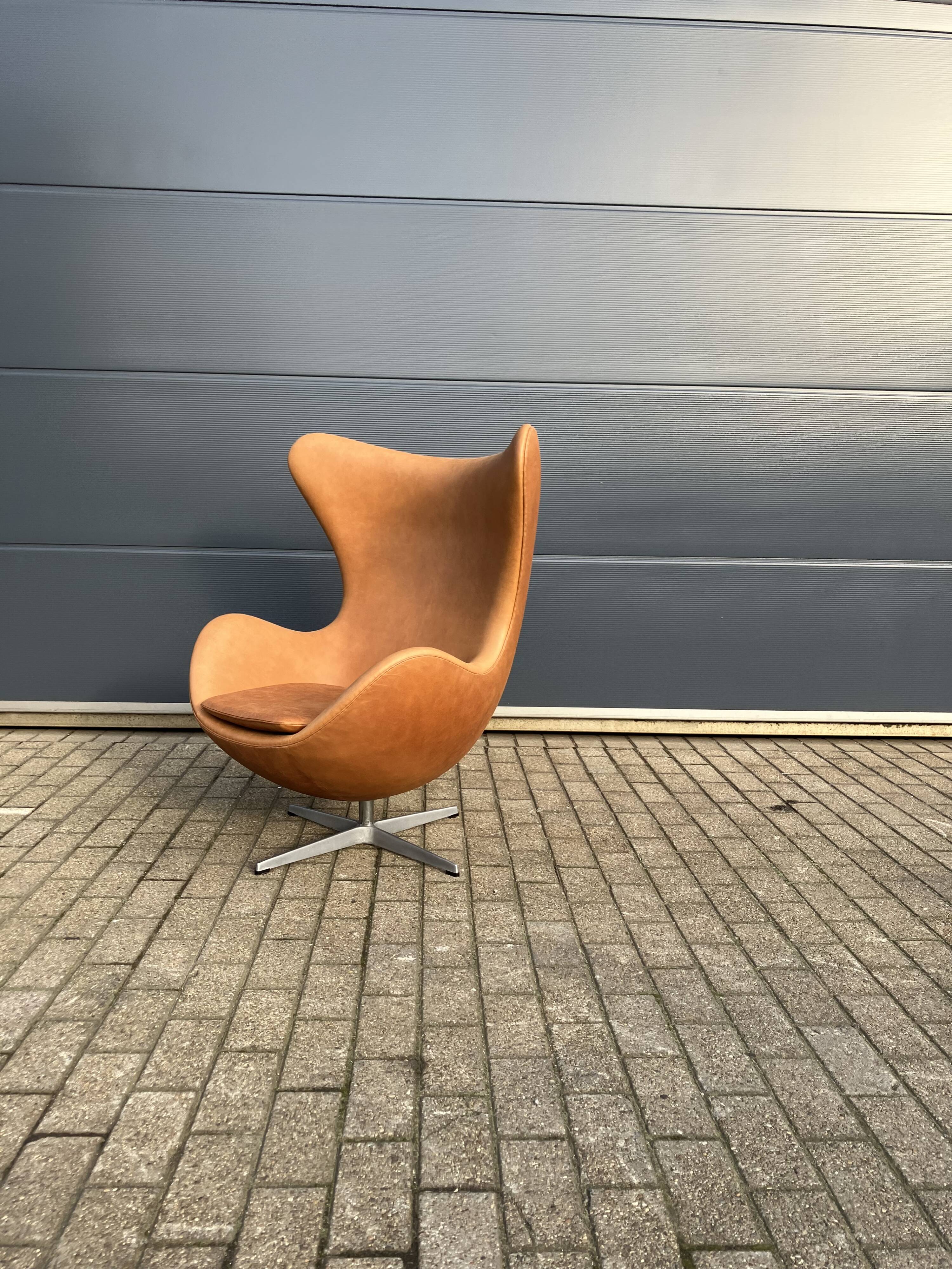 Original Fritz Hansen Egg chair from 1983 in perfect condition, new!! Rustic Cognac Camel Leather