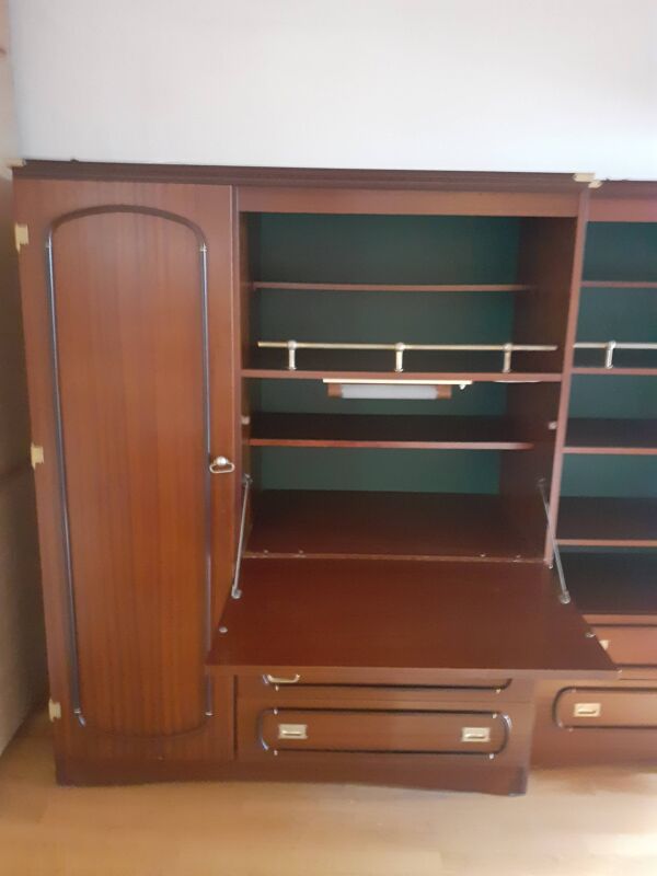 Secrétaire avec penderie aménagée avec des étagères