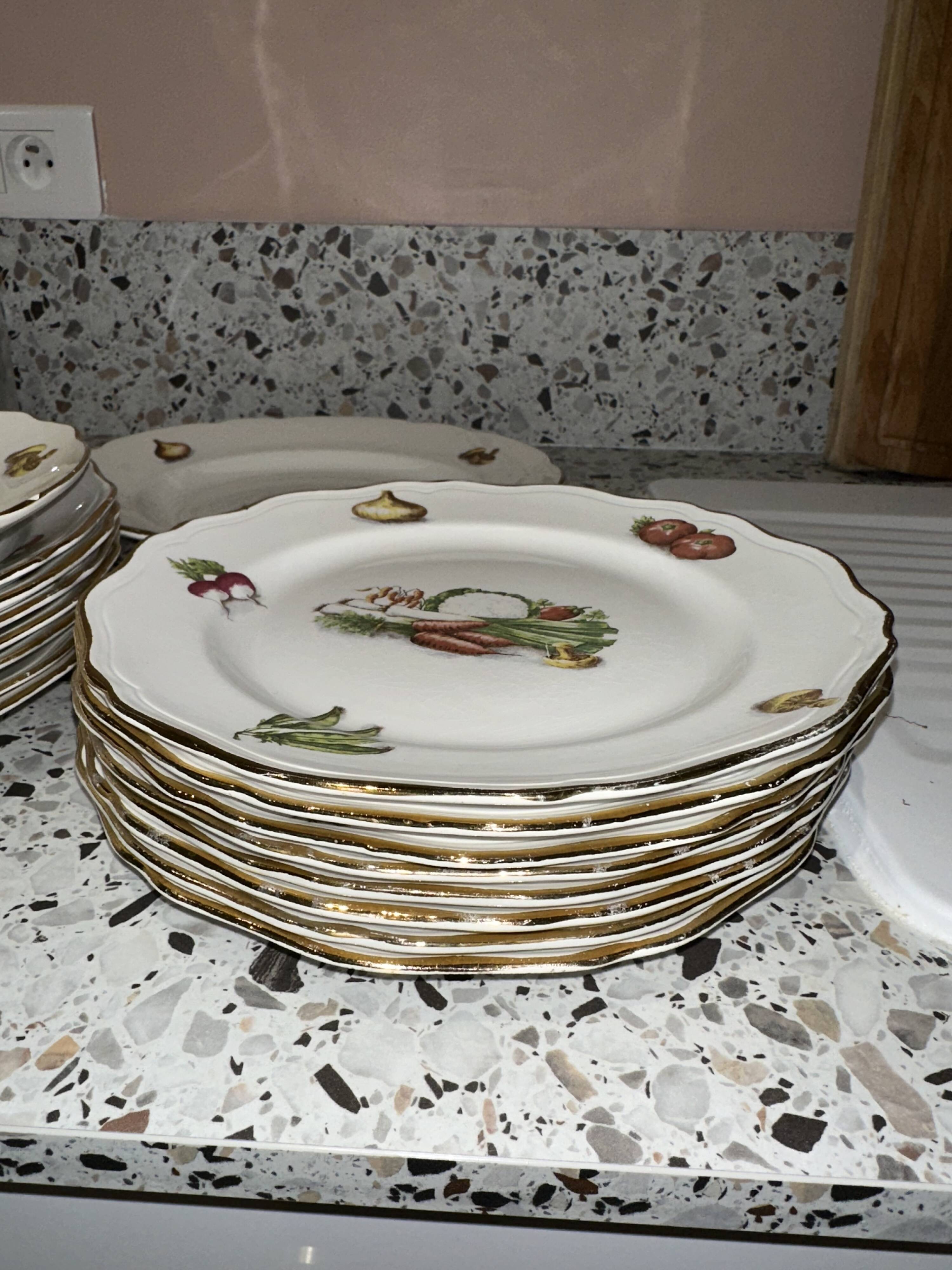 Set of 8 flat plates, 8 deep plates and one L’amandinoise vegetable dish.