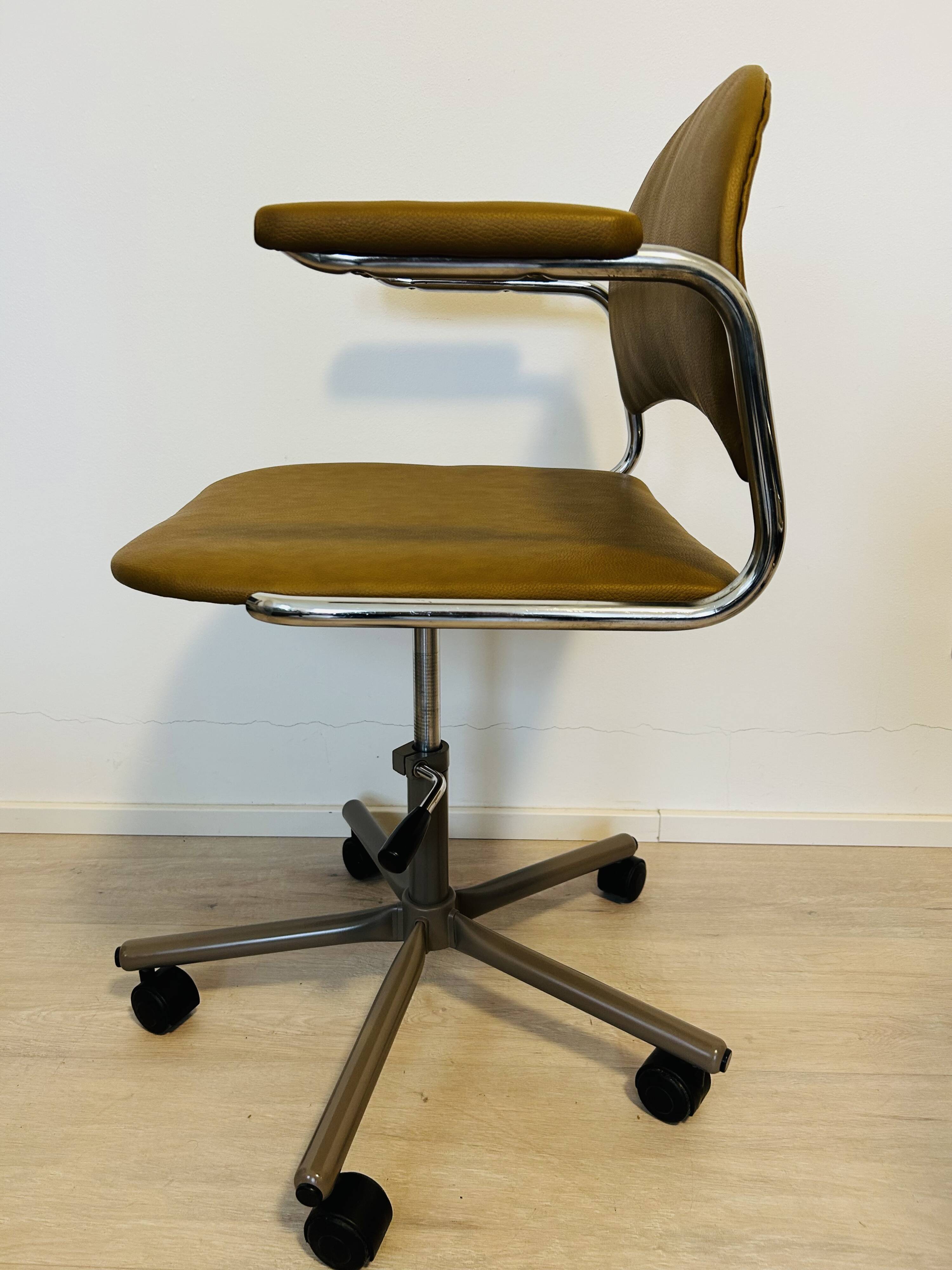 Chaise de bureau vintage moutarde par Kovona K-107 de Tchécoslovaquie, années 1970