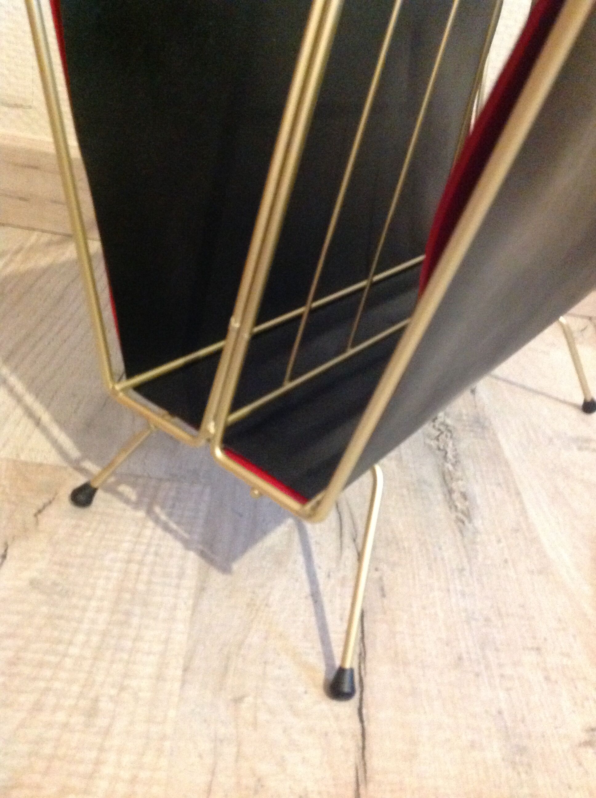 Magazine holder in gold metal and black / vintage dressing 60s-70s