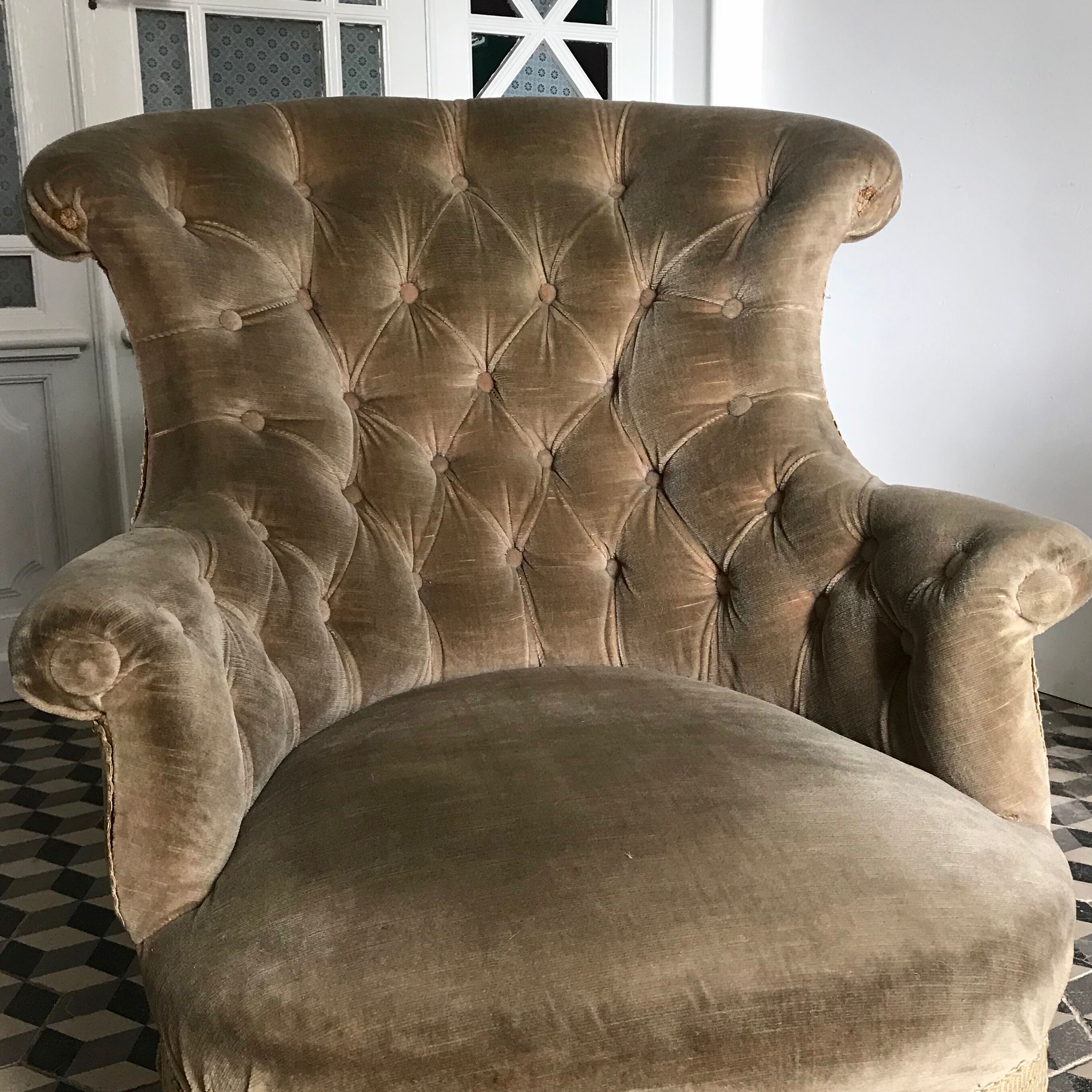 Fauteuil crapaud vert kaki capitonné