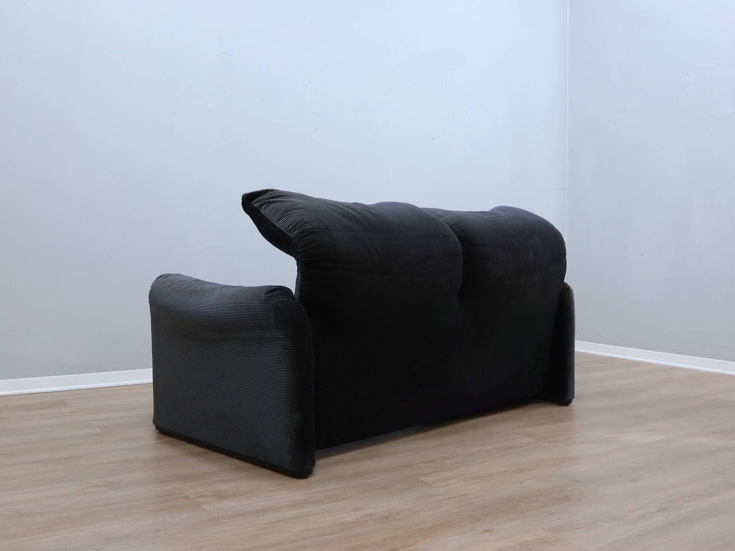Canapé Maralunga 2 places en velours rayé Cassina années 1980