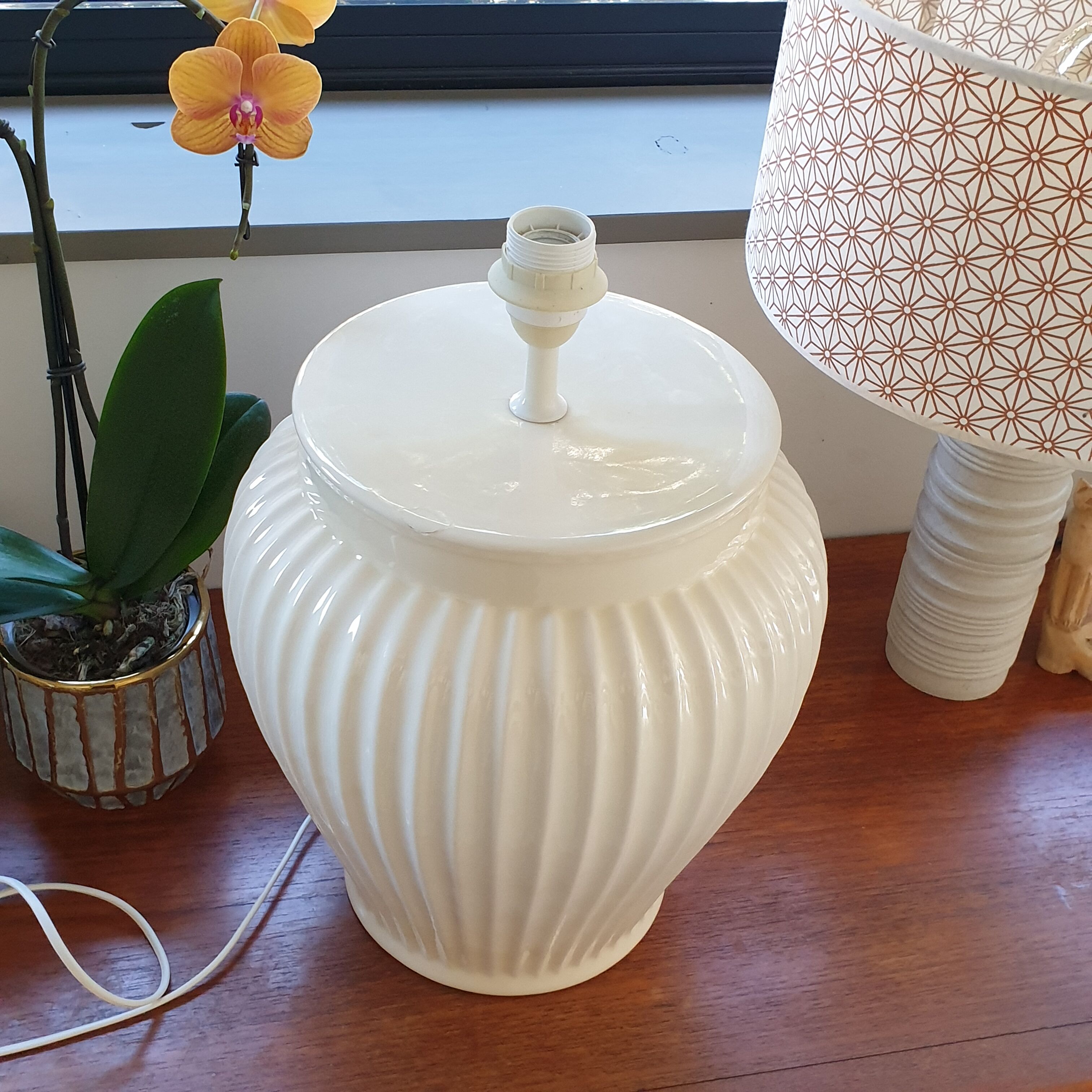 Creamy white table lamp