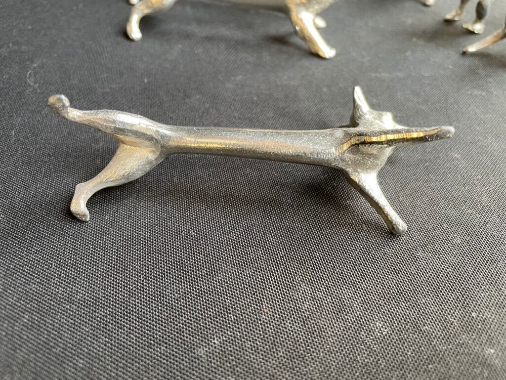 12 animal knife holders in tin