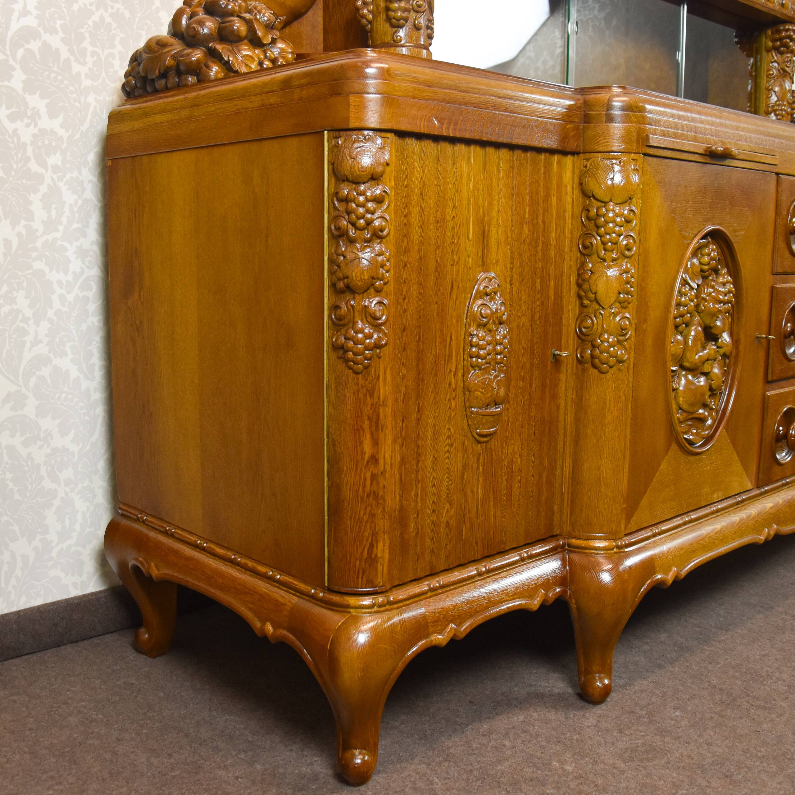 Large two-body oak sideboard 1920-1939