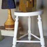 Tabouret tripode en bois tourné massif peint