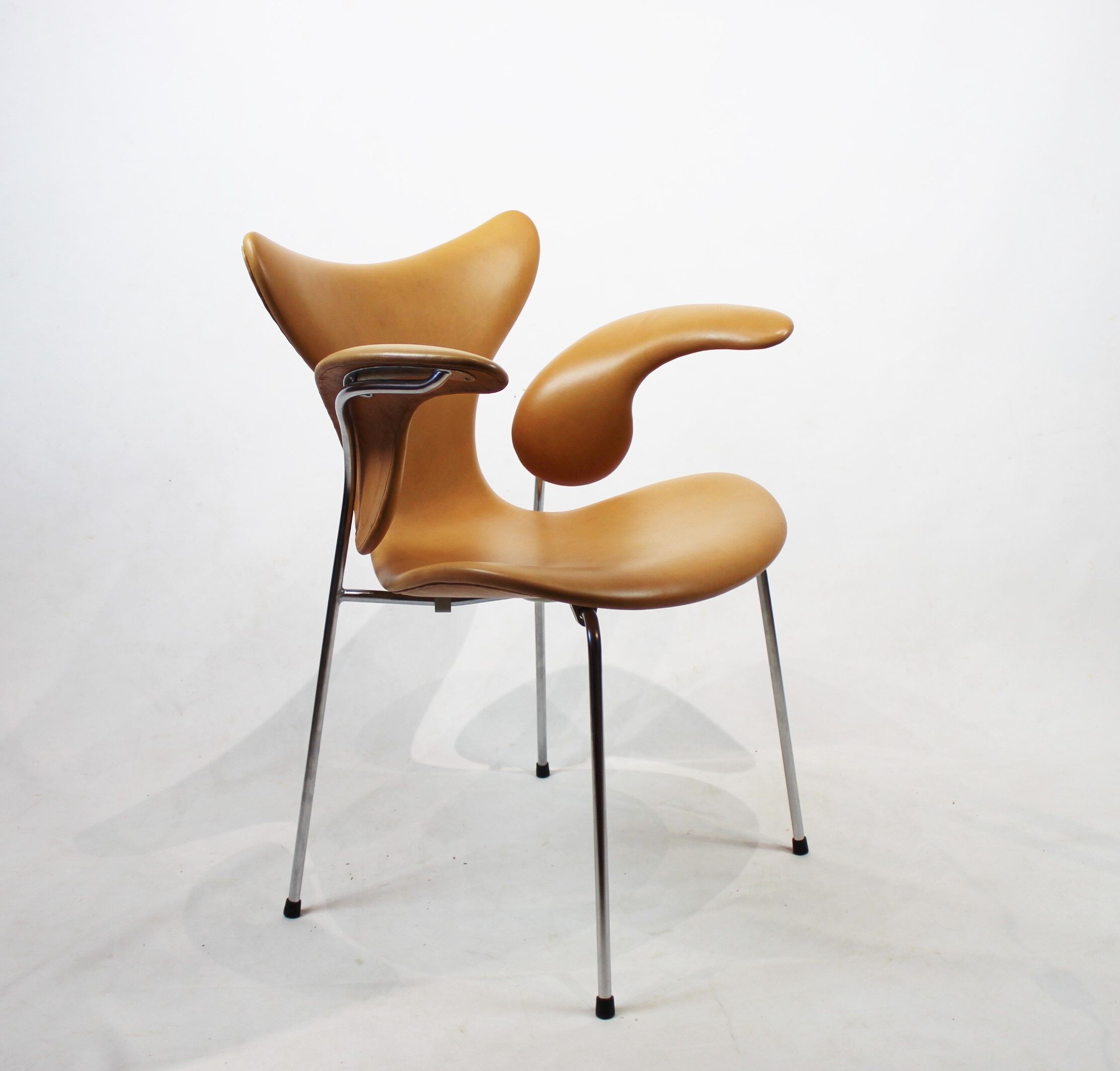 The Lily, model 3208, with armrests by Arne Jacobsen and Fritz Hansen