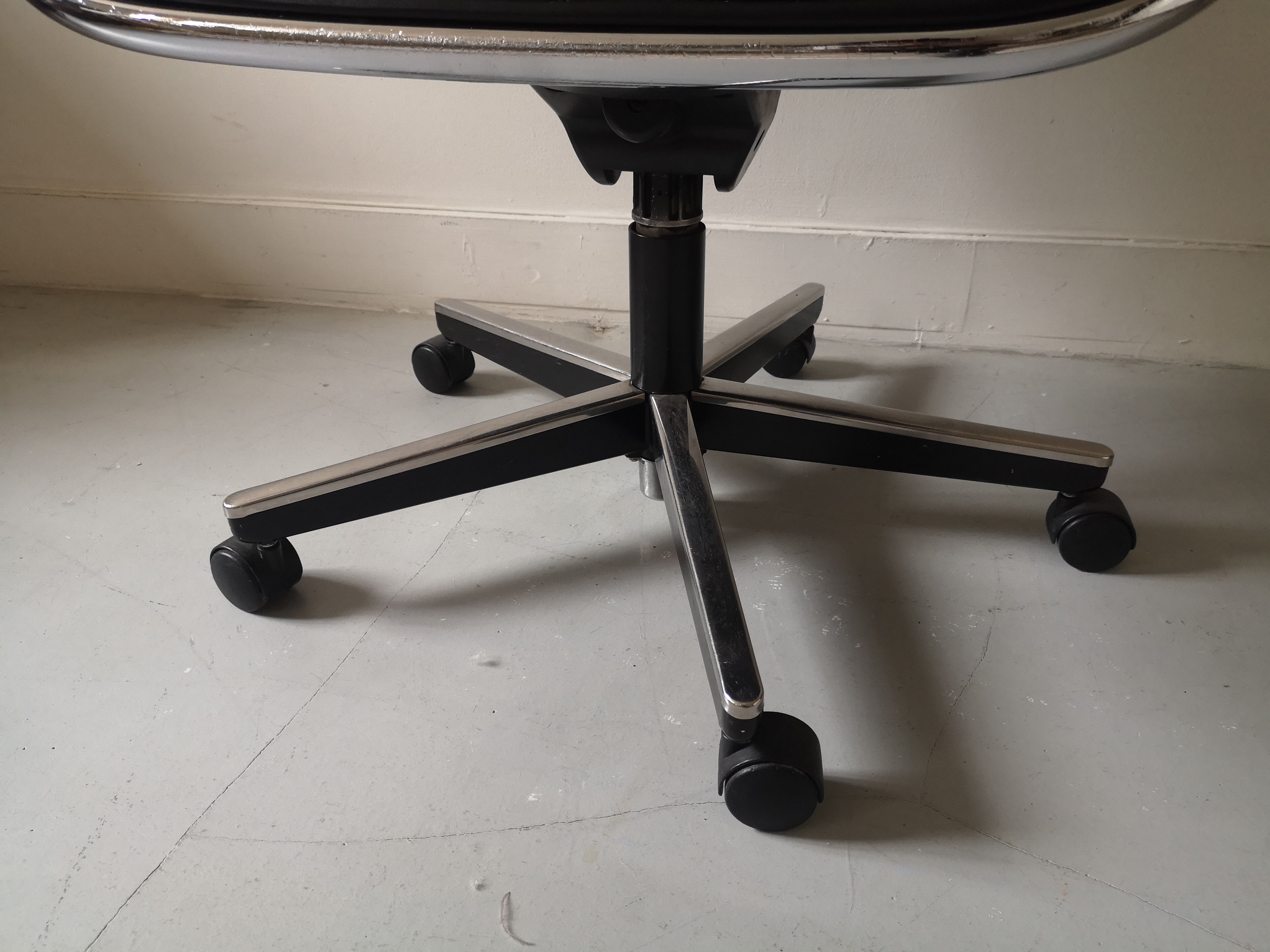 Fauteuil de bureau en cuir noir by Charles pollock pour Knoll,1970