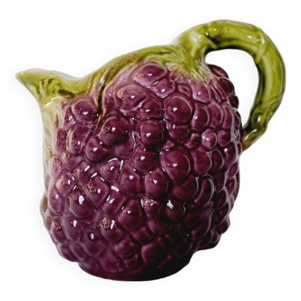 Pichet en barbotine en forme de raisin et anse en forme de sarment de vigne