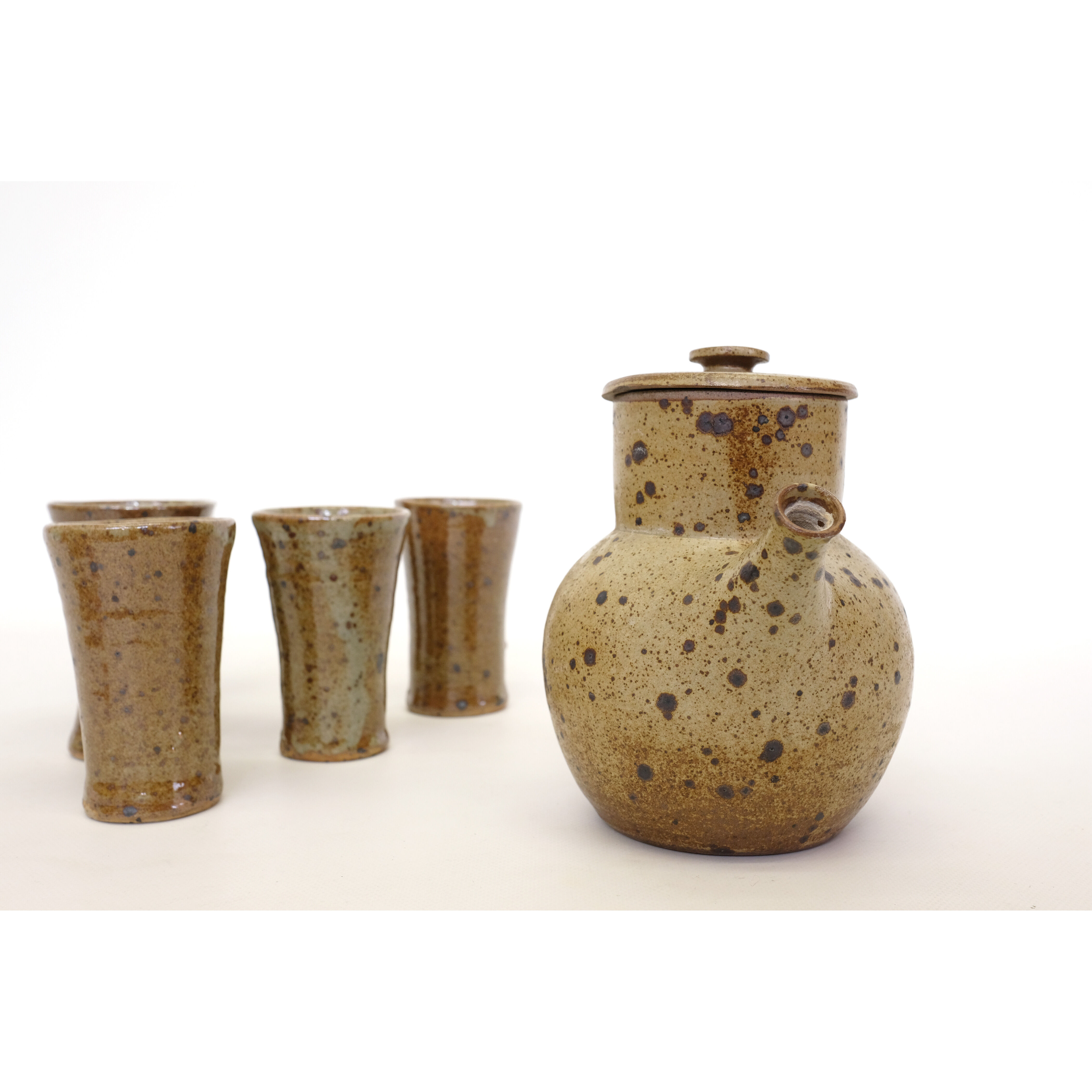 Sandstone teapot from La Borne and 5 cups signed Tiffoche, 1970s.