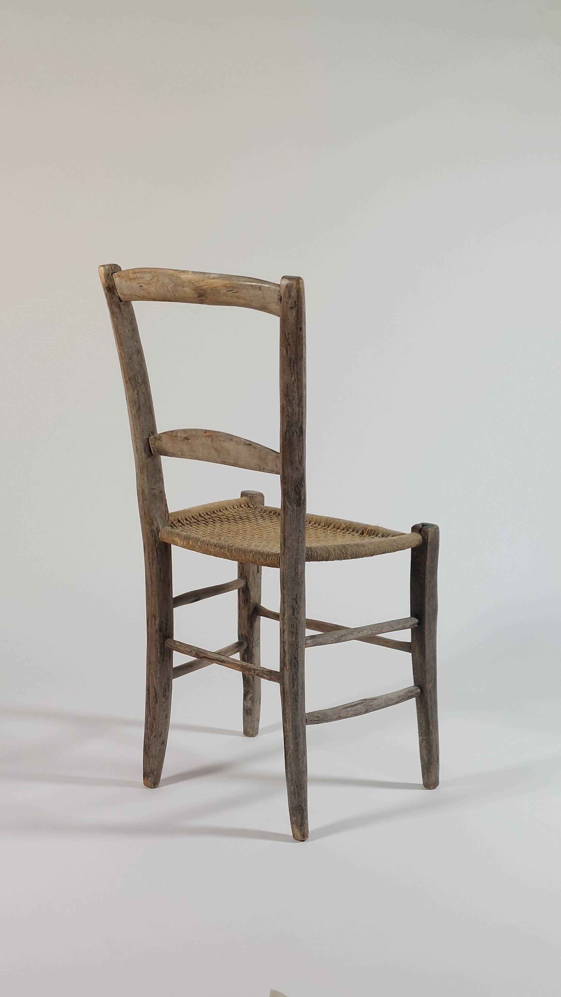 Antique wooden patinated travail populaire rope seat chair