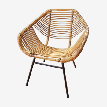 Armchair in rattan basket with metal feet model