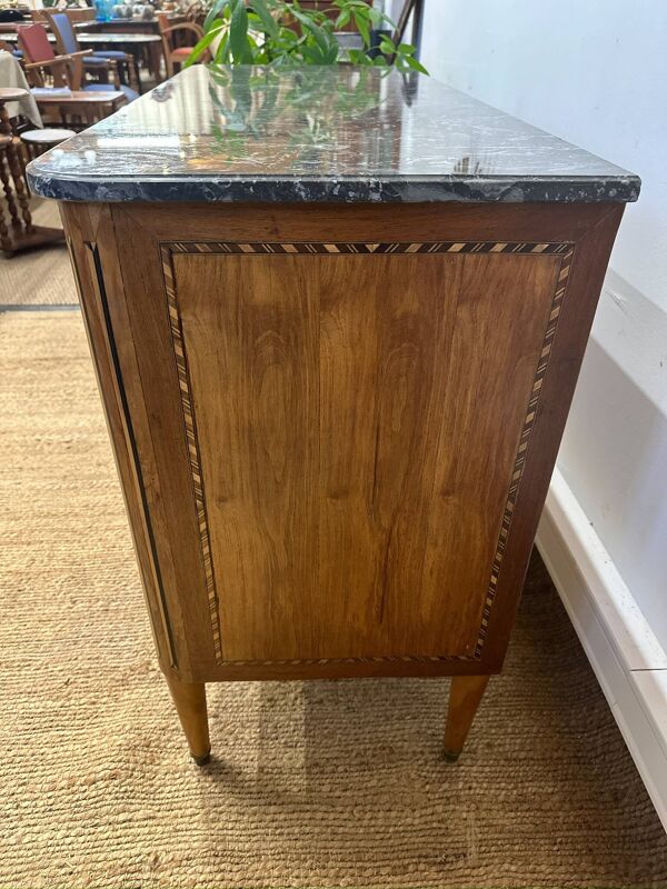 Commode de style Louis XVI marquetée – plateau marbre noir et blanc