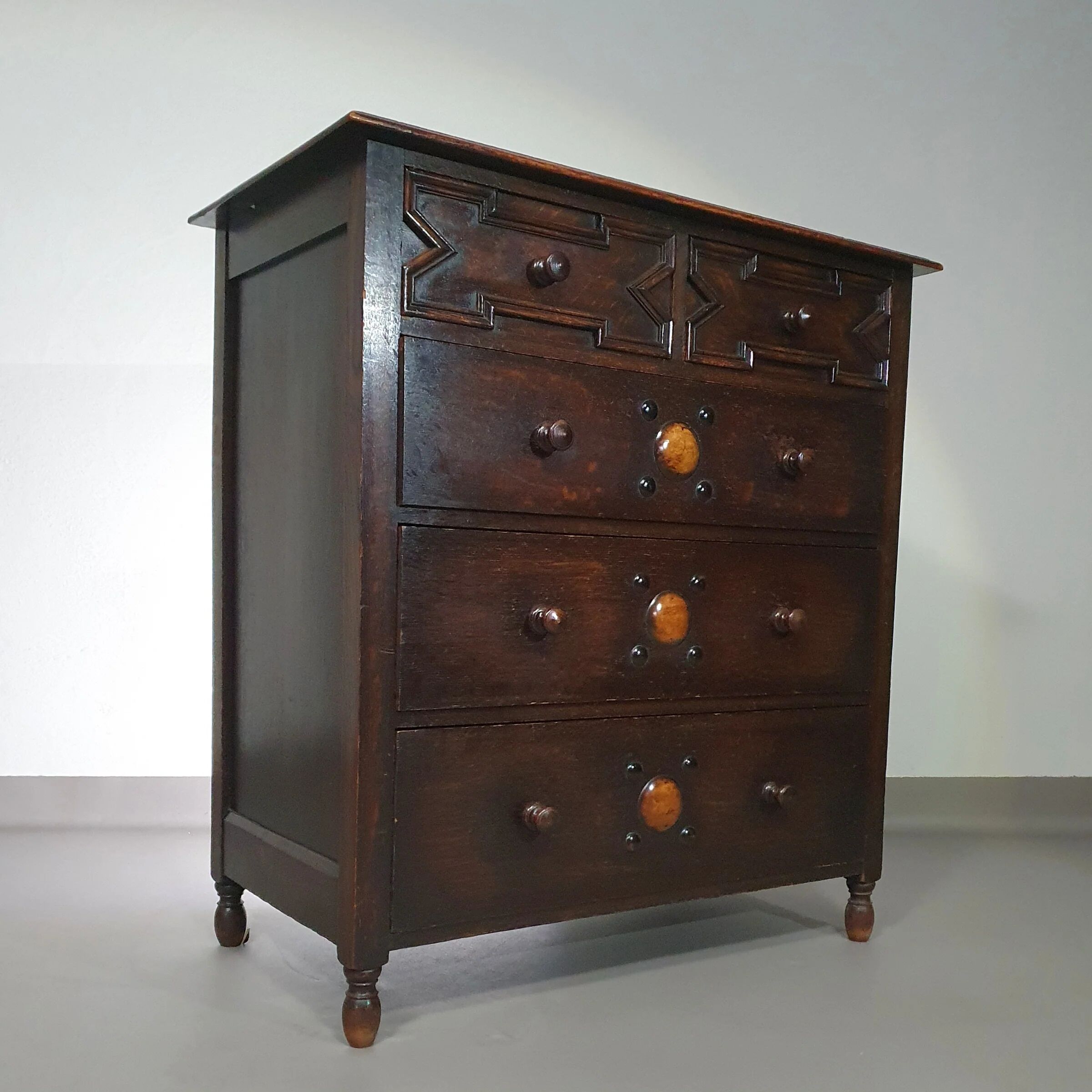 Particularly cool English chest of drawers. Dated (Charles 2 era). Made of solid oak with beautiful patina.