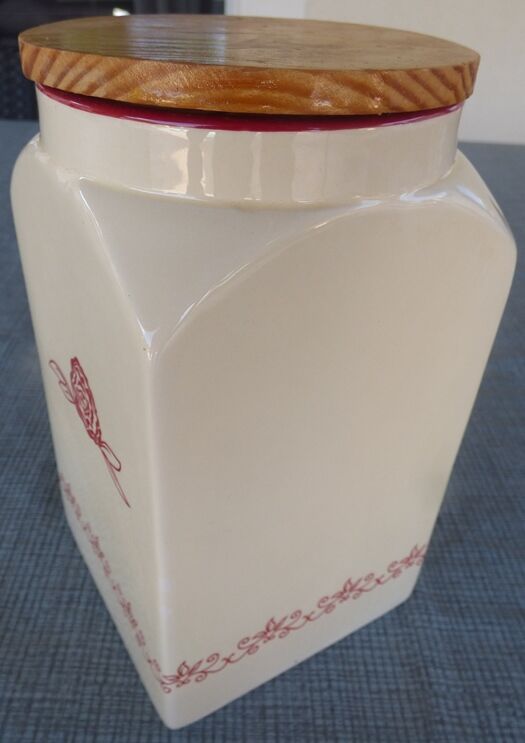 Large jar and its faience lid and wooden lid