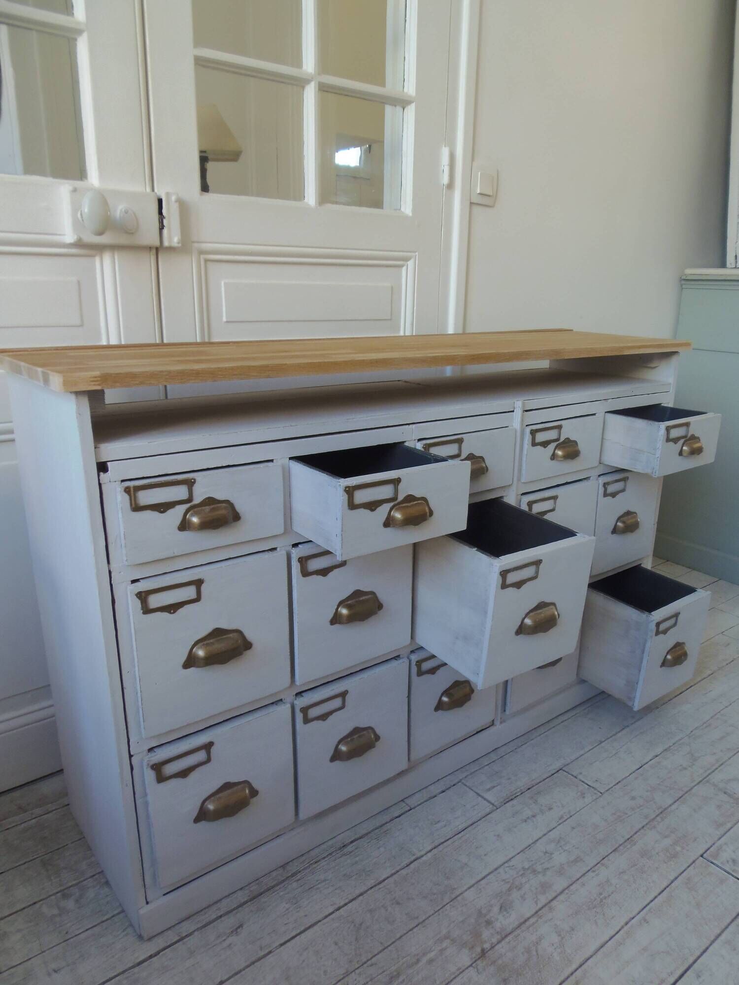 Meuble de métier vintage patiné gris perle, plateau bois.