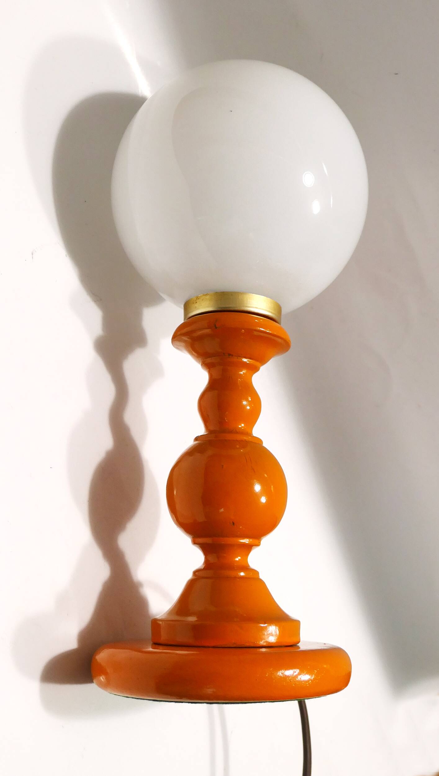 Vintage lamp in orange turned wood and opaline globe