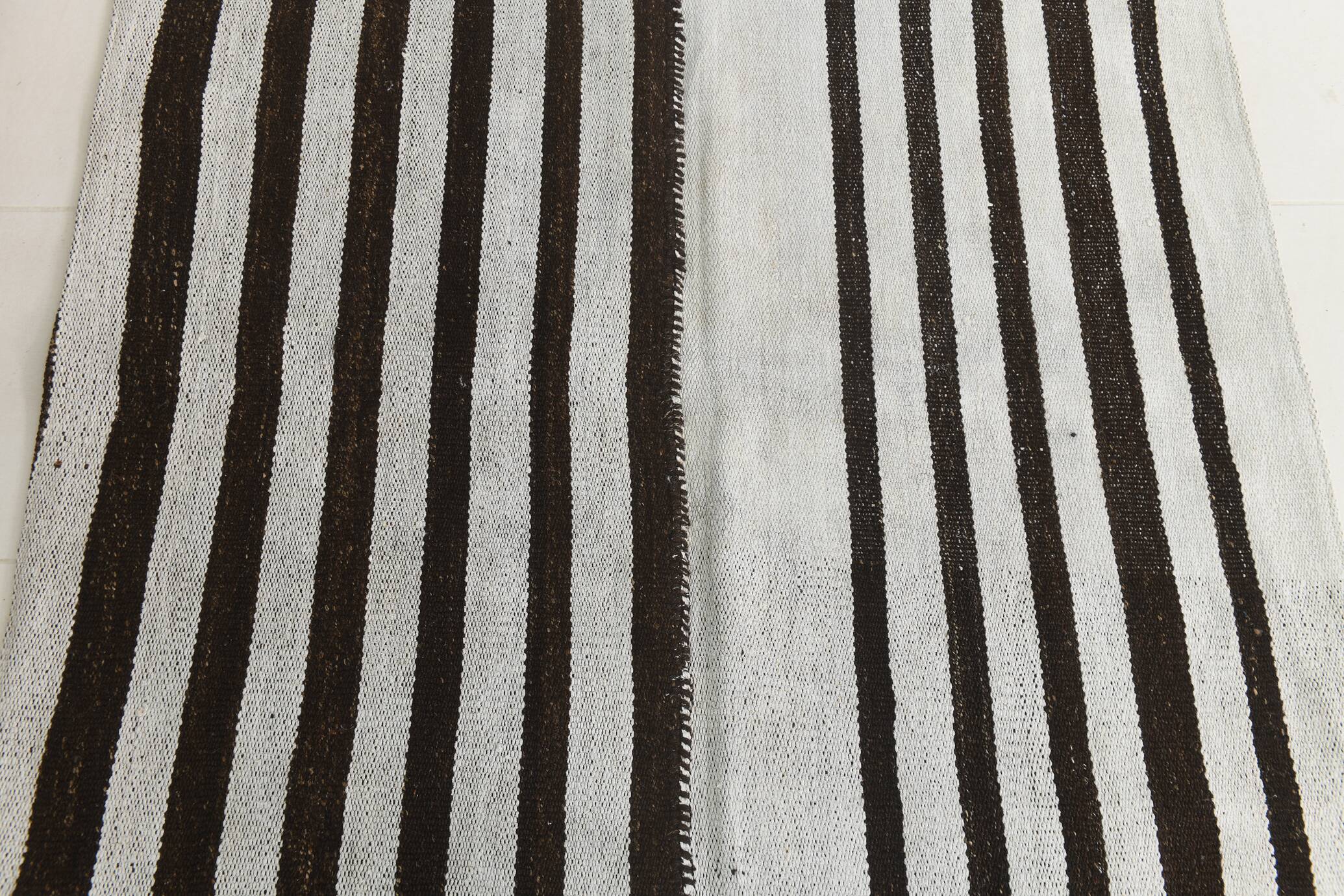 Tapis Kilim moderne rayé blanc et marron foncé