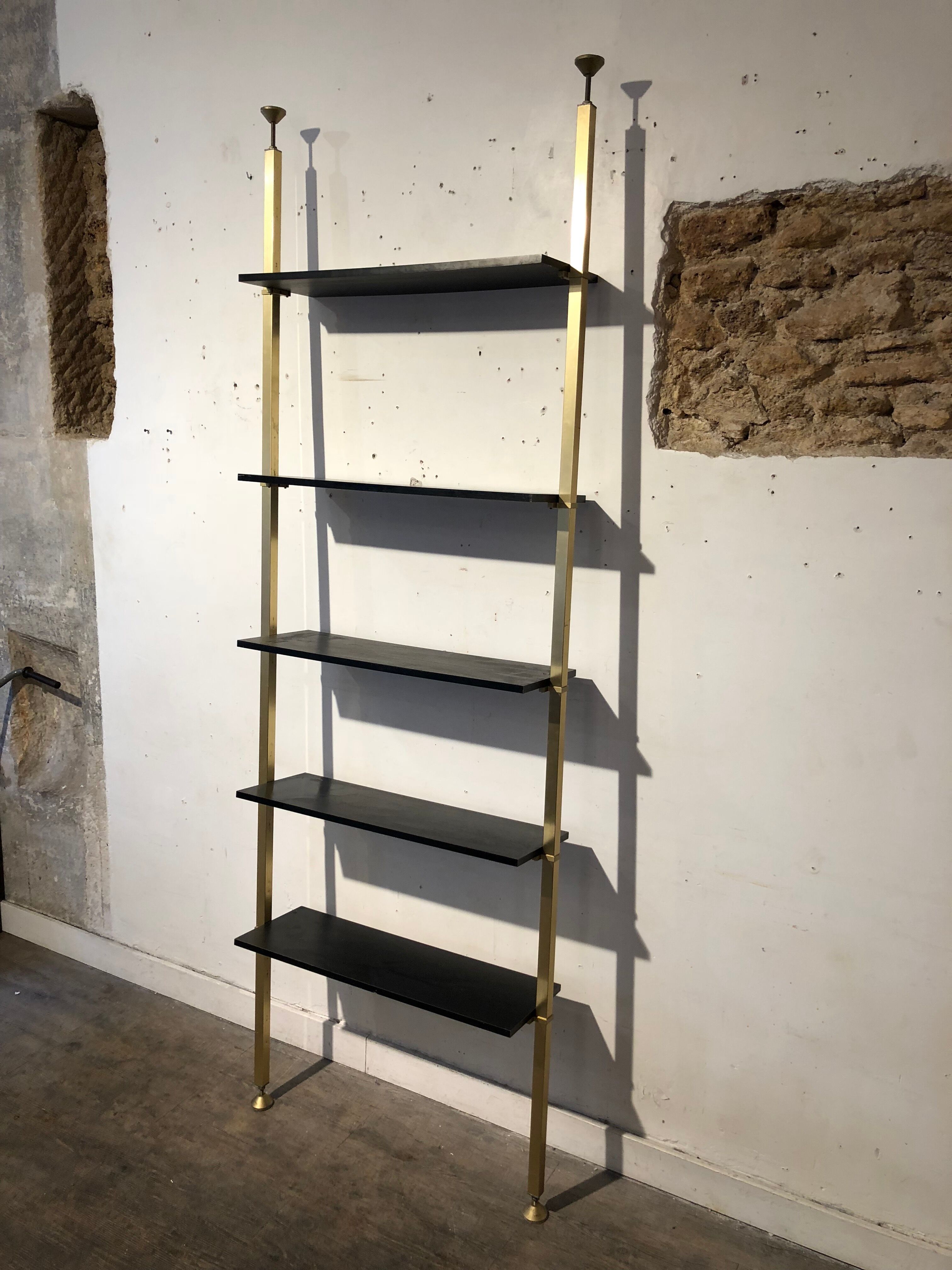 Floor-to-ceiling shelf