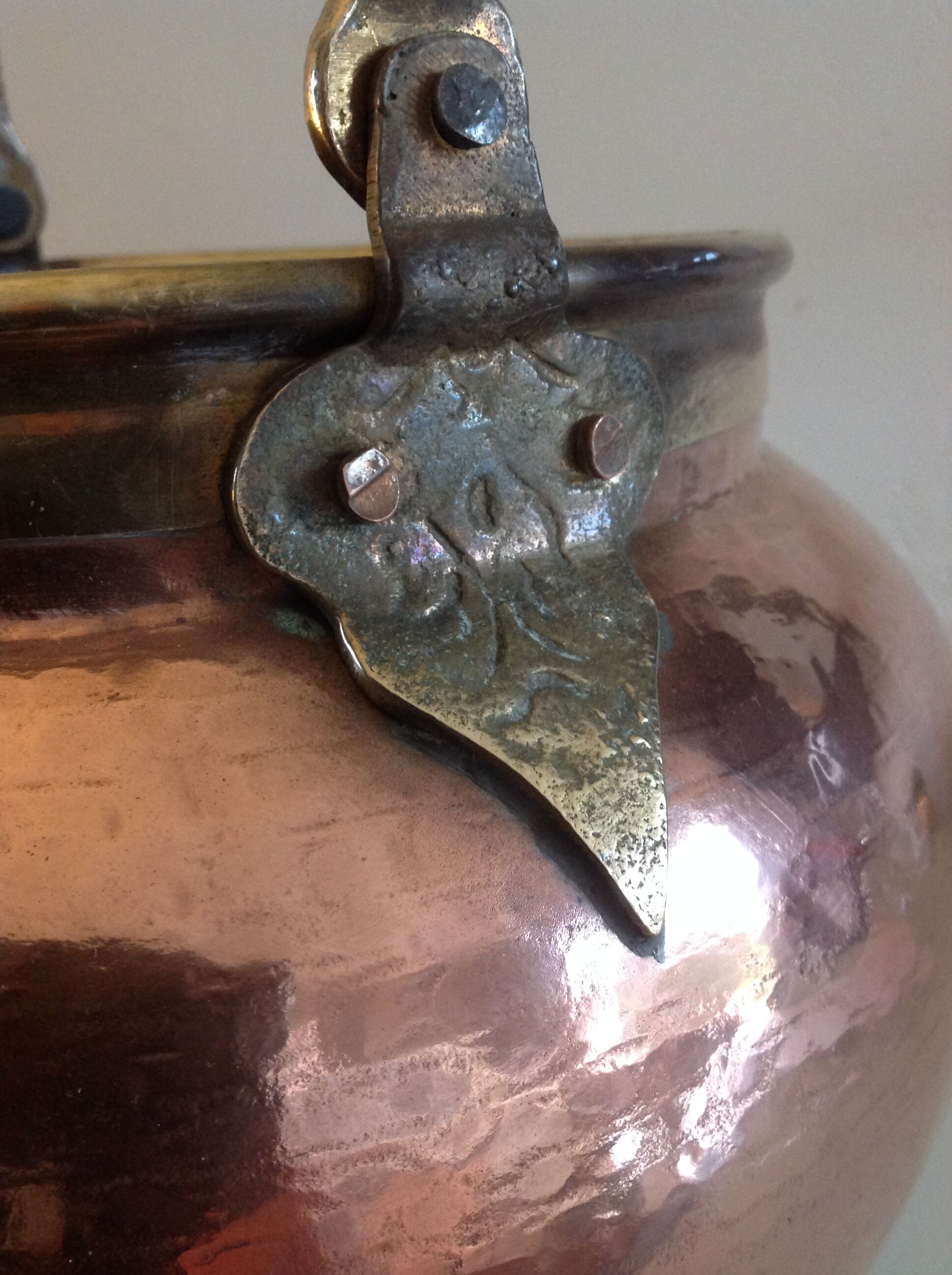 Cache pot pot cauldron in hammered red copper / vintage 60s-70s