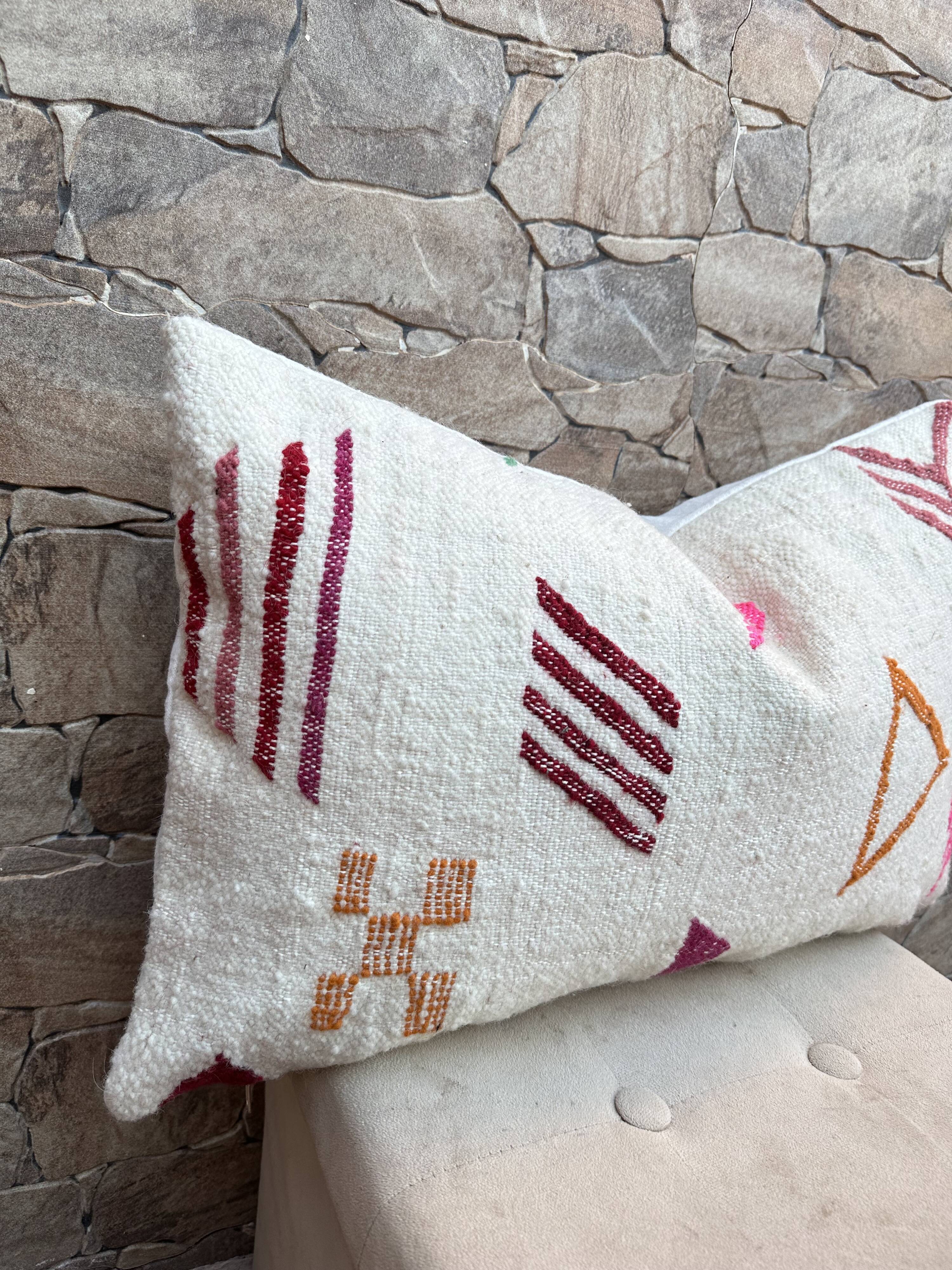 Handmade cushion cover in Berber wool: Moroccan Kilim cushion.