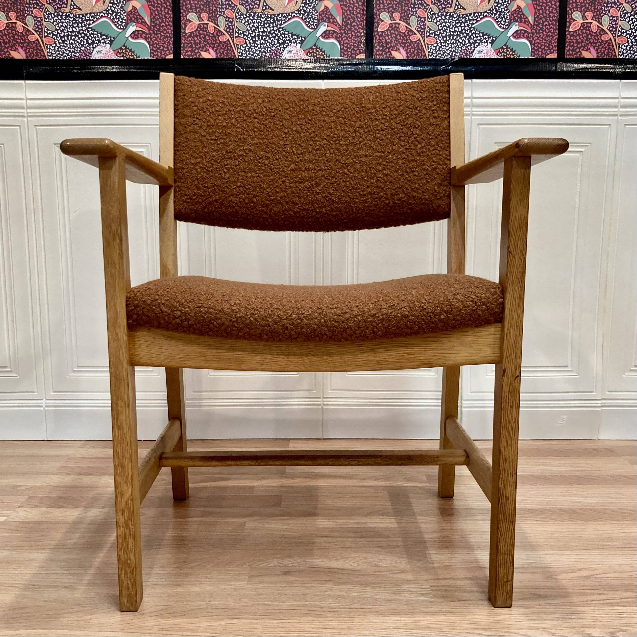 SUITE DE 4 FAUTEUILS ESTAMPILLE "HANS WEGNER" 1960.