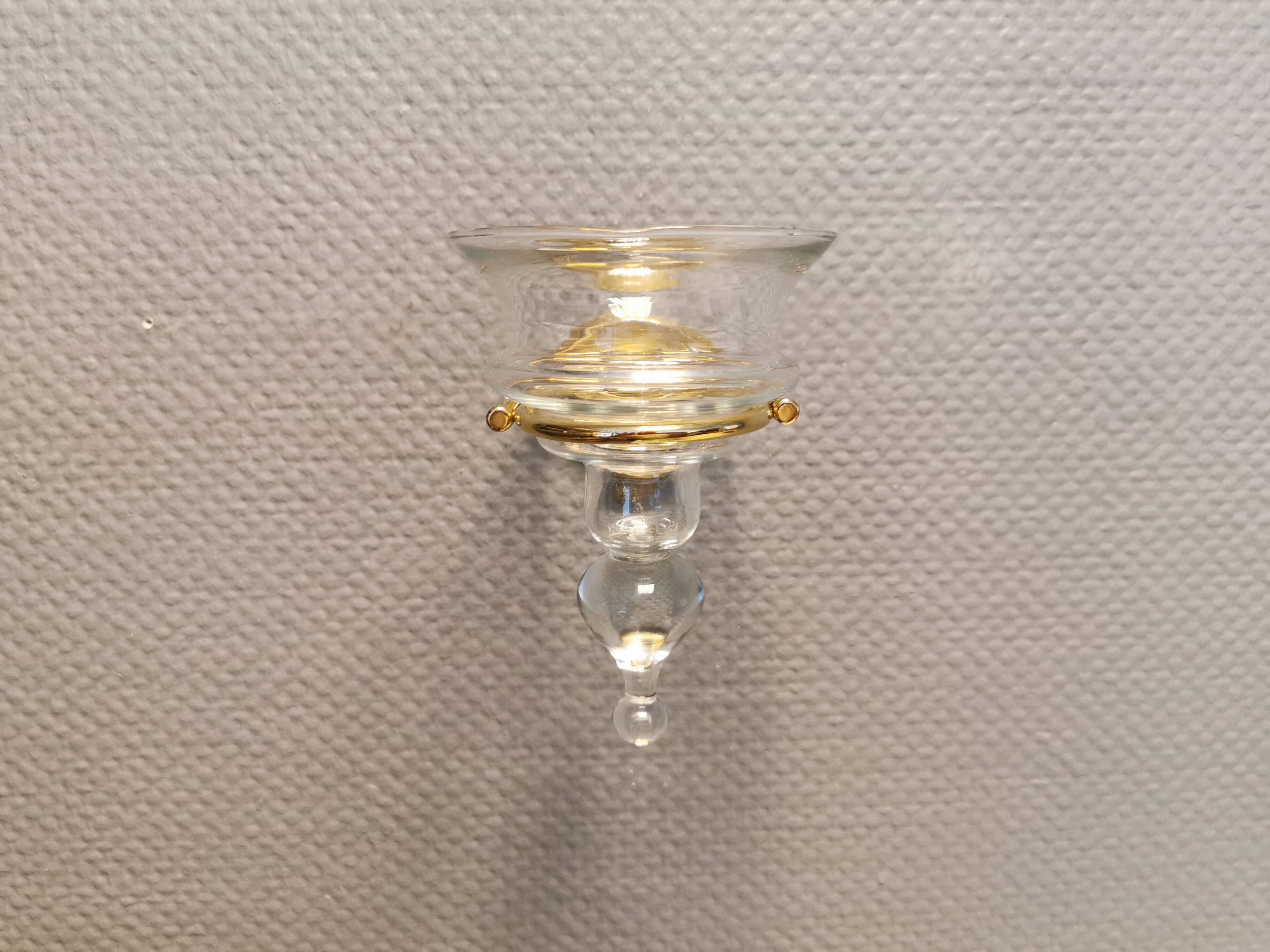 Bougeoir mural en métal plaqué or 24 carats et verre. par le danois altecco