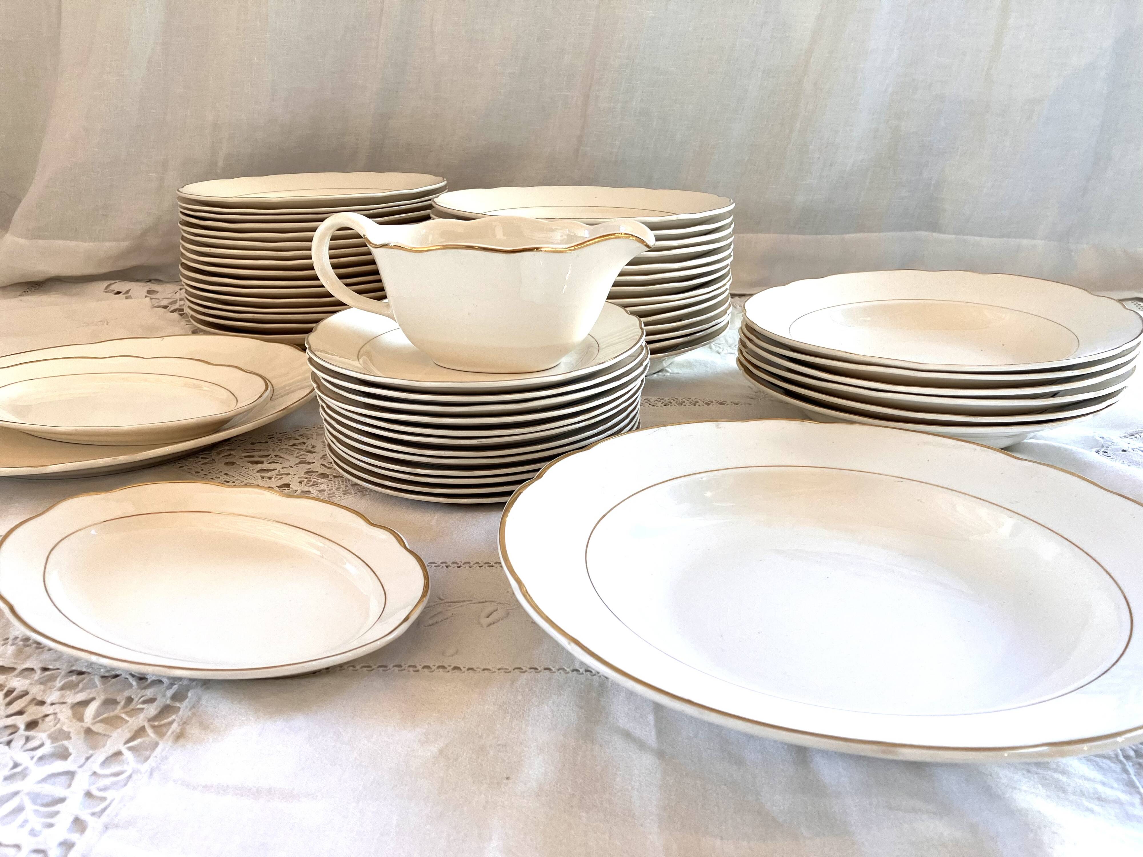 Service of 53 pieces of plates and dishes by Villeroy & Boch in cream and gold, model Saar.