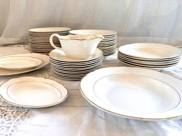 Service 53 pièces, assiettes et plats Villeroy et Boch écru et doré modèle Saar