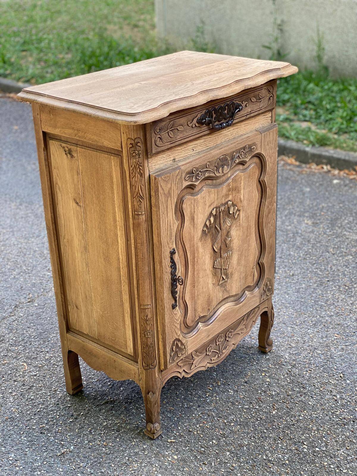 Louis XV chest of drawers renovated in solid raw oak wood, 18th century