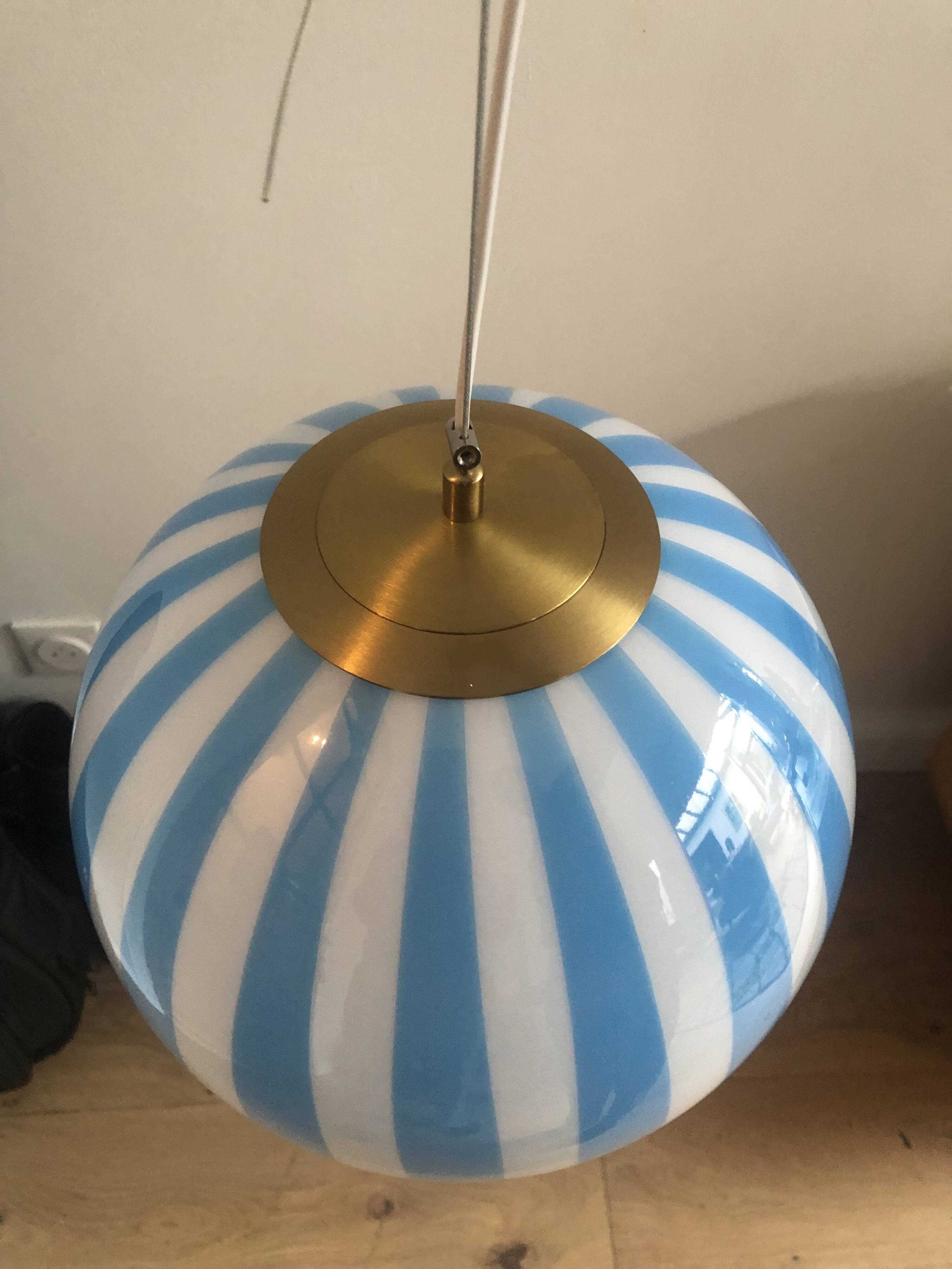 Suspension ronde rayé blanche et bleu thème Circus