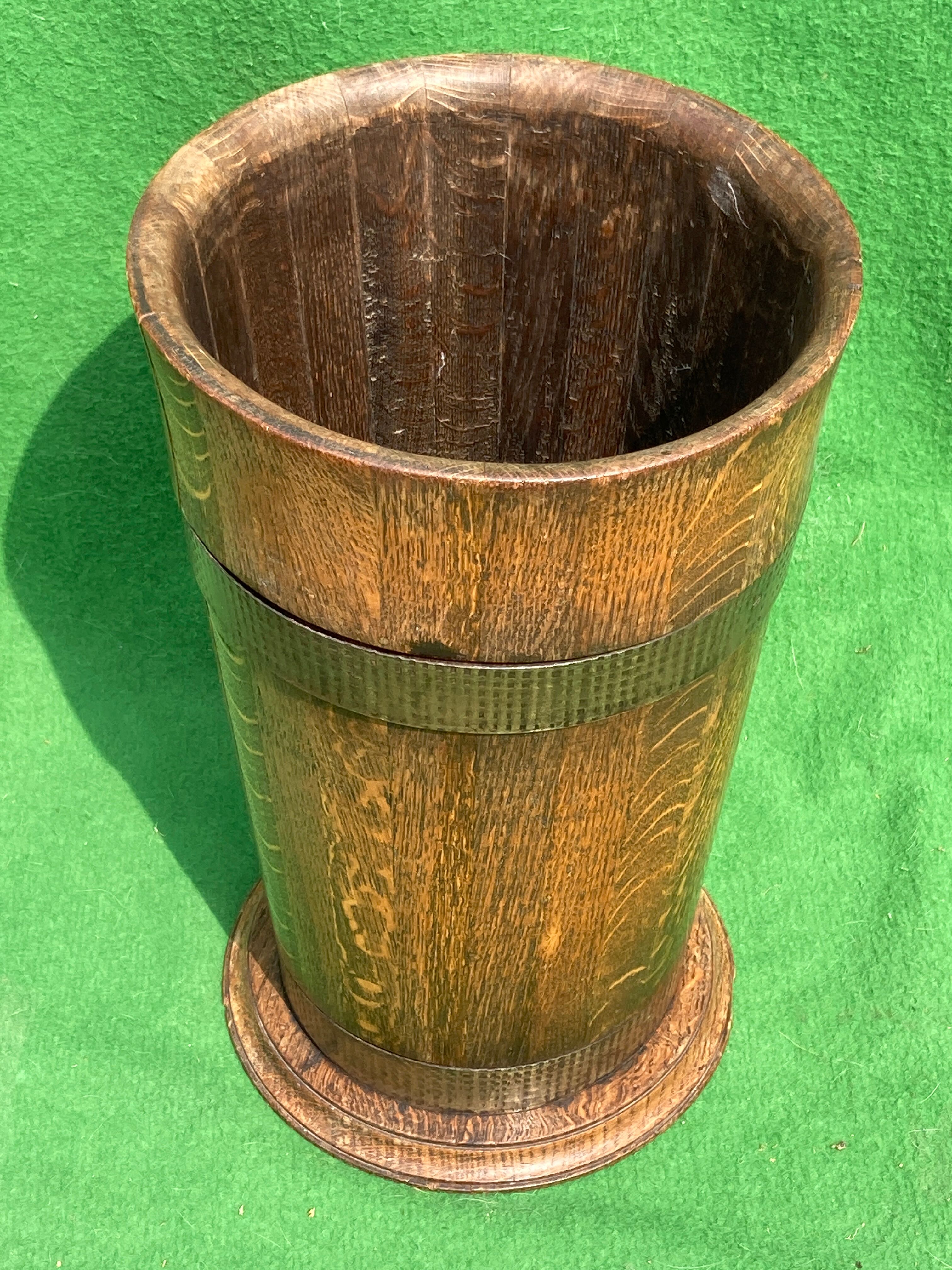 Support de parapluie en bois de tonneau antique néerlandais avec des anneaux en laiton