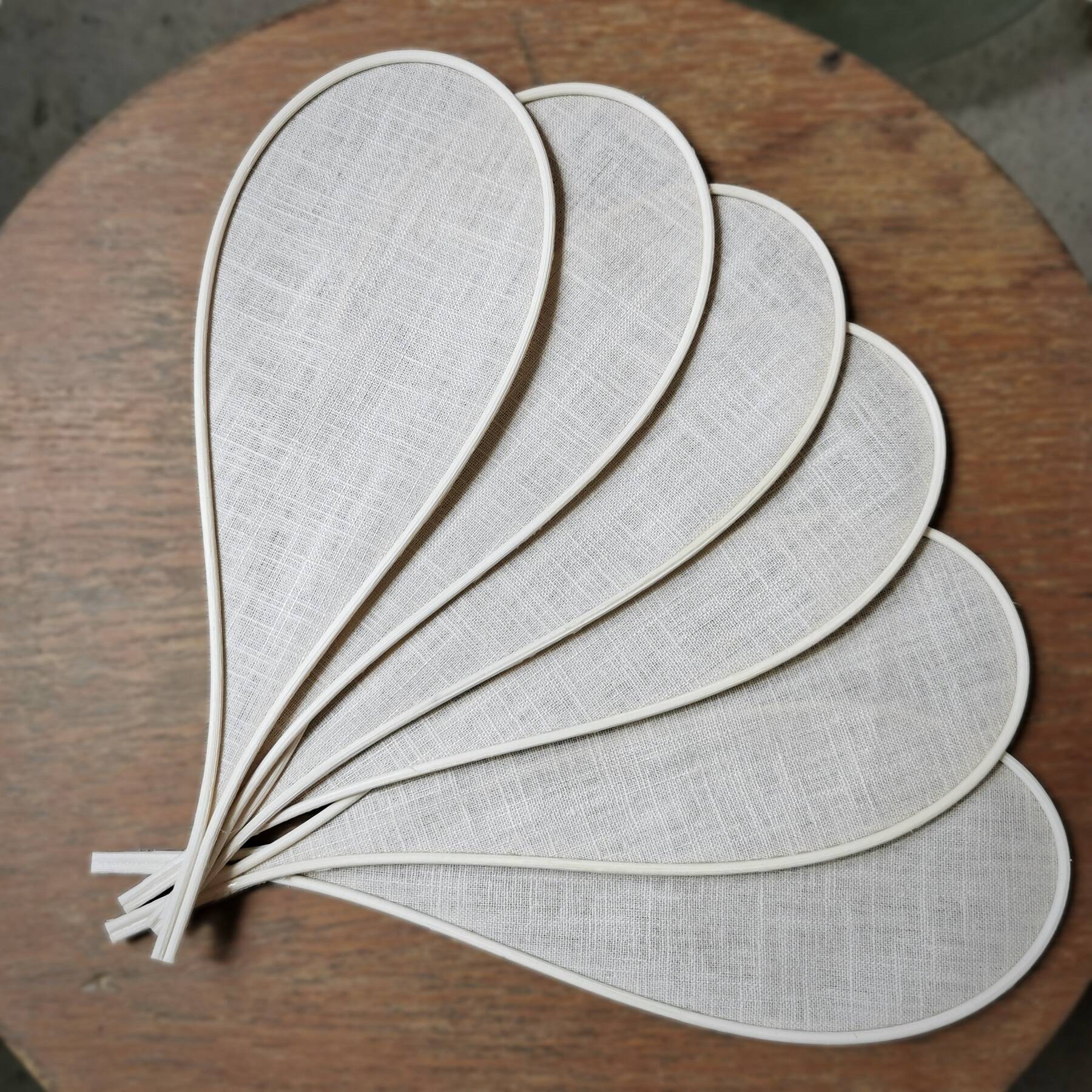 12-blade propeller suspension in rattan and sand linen