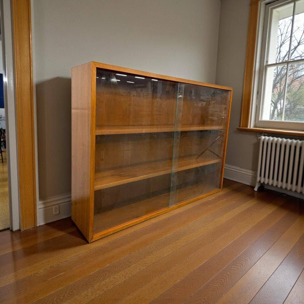Vitrine en bois vintage avec étagères en verre (2 disponibles)