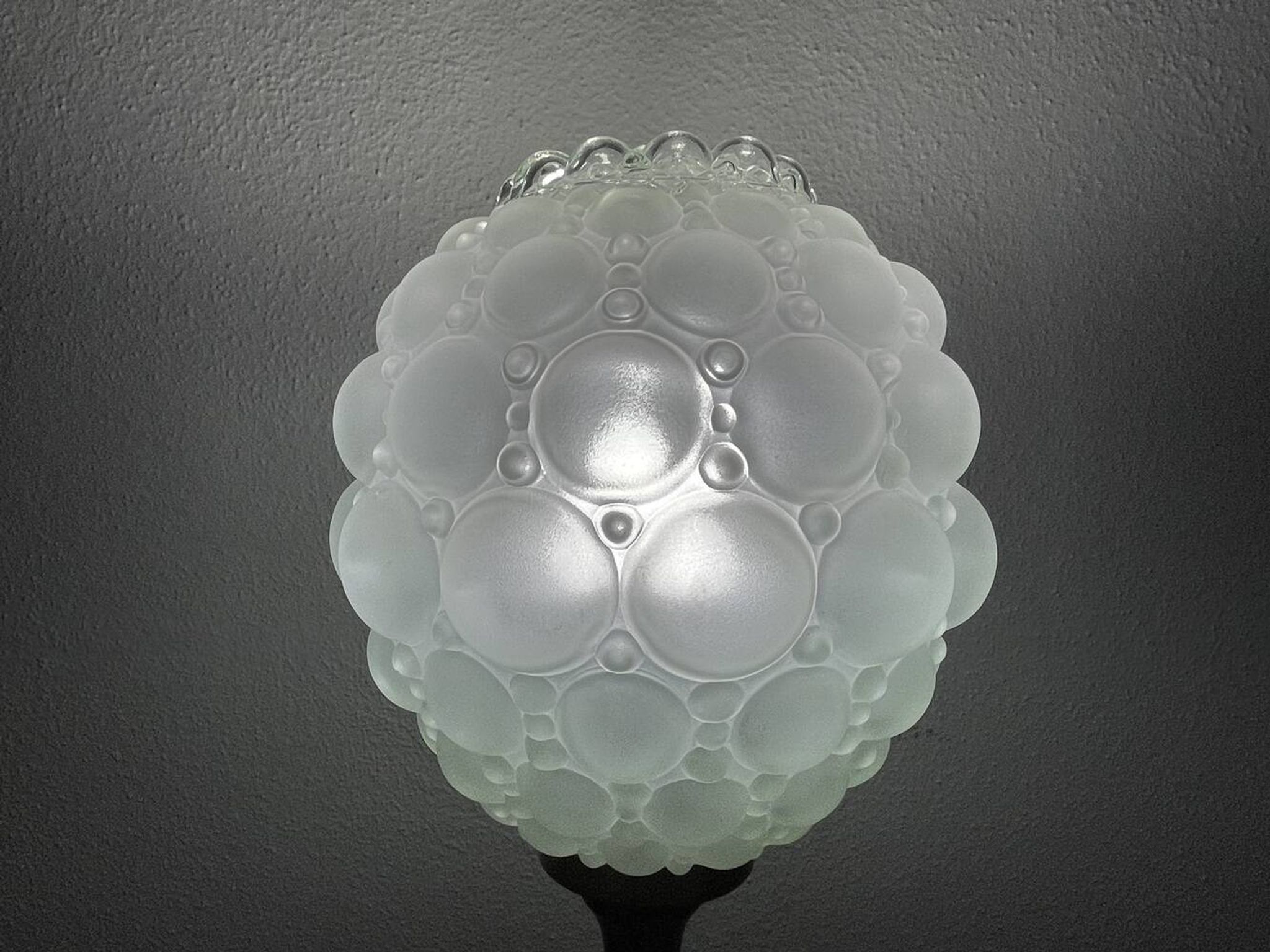 Grande lampe de table en bois avec verre dépoli