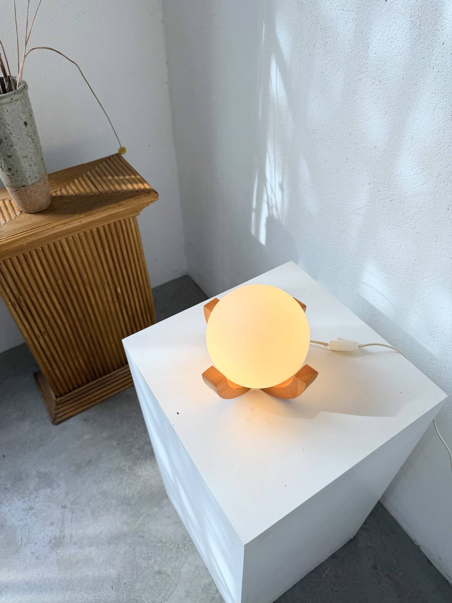 1980s pin support ball desk lamp