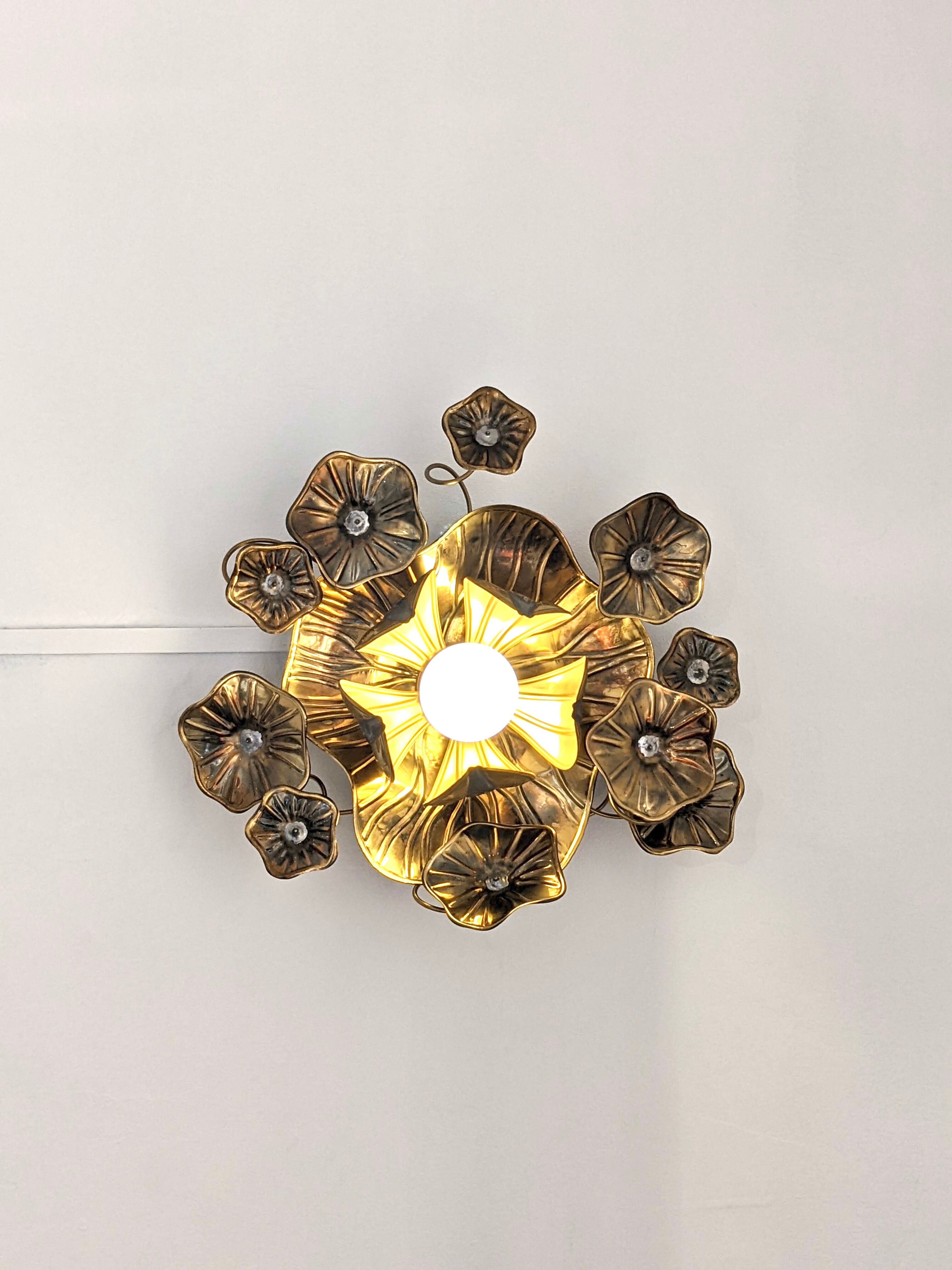 Flower-shaped wall lamp