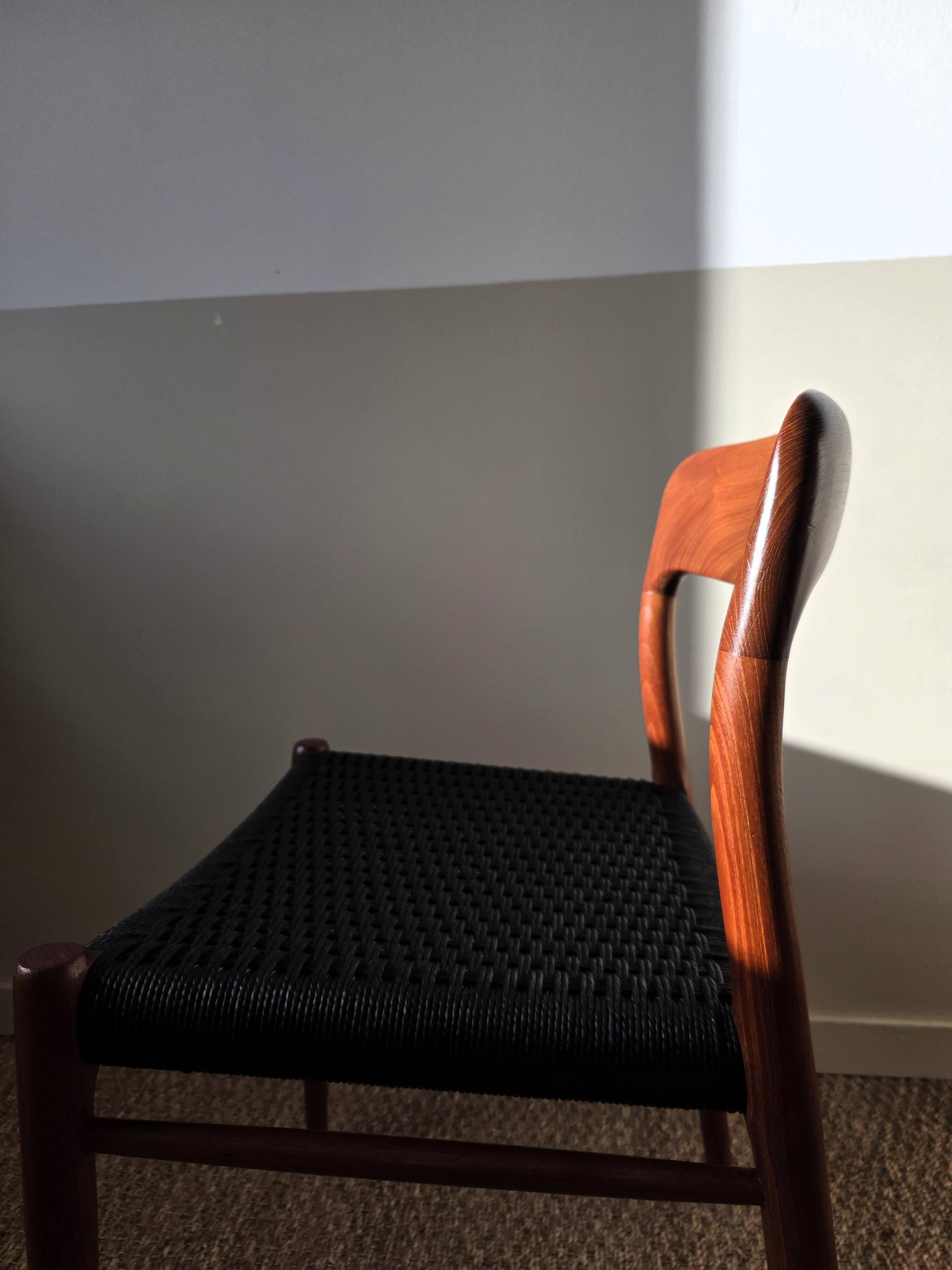 Paire de chaises Niels O. Møller modèle 75 – teck & cordage noir refait